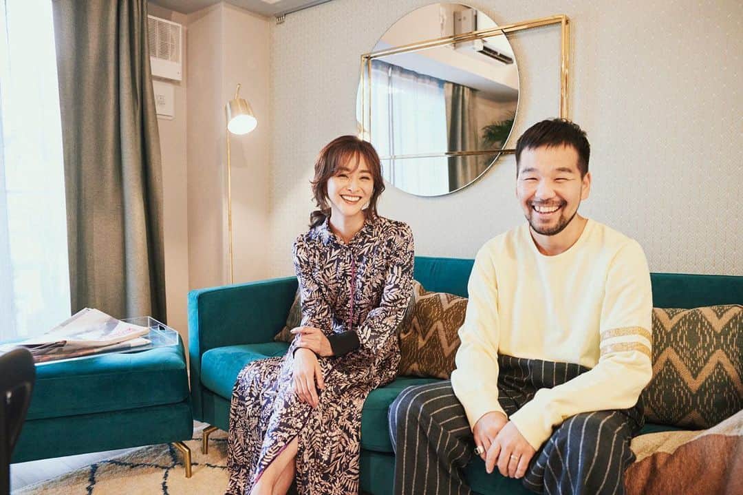 朝倉 豊のインスタグラム：「佳子さんのプロデュースのお部屋素敵でした。 家具もそのままいただけるって(°∀°) 【クリス-ウェブ佳子さん・守 真史さんと考えた 暮らしを高めるインテリア。自分らしくを叶える住空間】 @brillia_bloomoi  photo: #芹澤信次 氏 model: @tokyodame  hairmake: @akiyama_hiiitooomii (佳子さん分) #mywork (佳子さん分) sp thanks: @forte_forte  #ブリリア青葉台 #ブルーモイ #東京建物 ※詳細は公式webマガジンにて」