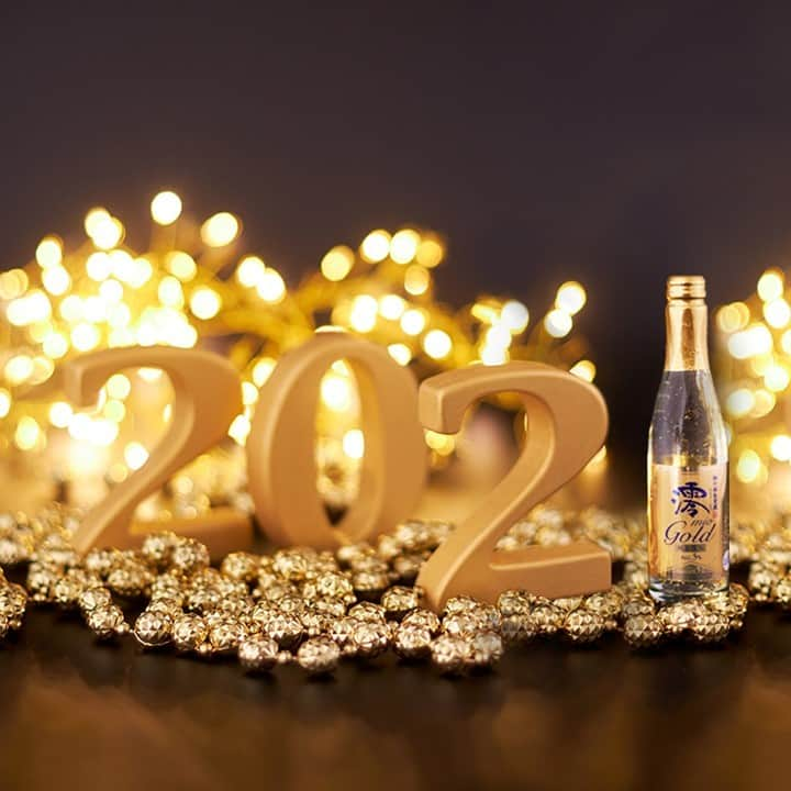 mio_sparklingのインスタグラム：「2020→2021✨ カウントダウンを盛り上げるのは、金箔がキラリと輝く澪＜GOLD＞で決まり！  #カウントダウン #今年もありがとう #年越し #countdown #2021 #イルミネーション #良いお年を #countdownparty #happynewyear #ナンバーオブジェ #新年 #金箔 #newyeareve #happynewyear2021 #暮らしを楽しむ #お酒大好き #自分へのご褒美 #日本酒部 #飲酒タグラム #日本酒で乾杯 #日本酒好きな人と繋がりたい #スパークリング清酒 #日本酒女子 #日本酒 #sparkling #期間限定 #限定発売 #澪GOLD #澪ゴールド #澪」