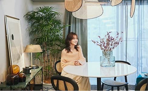 朝倉 豊のインスタグラム：「佳子さんのプロデュースのお部屋素敵でした。 家具もそのままいただけるって(°∀°) 【Tokyo Compact Life マガジン/インタビュー】 @brillia_bloomoi #TokyoCompactLife photo: #芹澤信次 氏 model: @tokyodame  hairmake: @akiyama_hiiitooomii (佳子さん分) #mywork (佳子さん分) sp thanks: @forte_forte  #ブリリア青葉台 #ブルーモイ #東京建物 ※詳細は公式webマガジンにて」