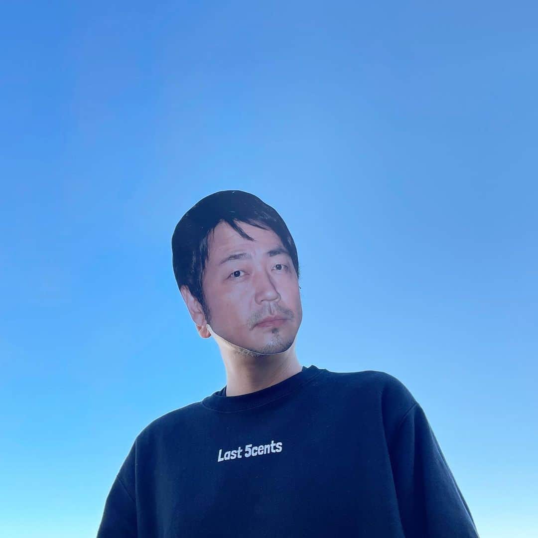 月に吠える。のインスタグラム：「皆様 よいお年を 来年はいい事ありそうって 勝手に思ってるといい事ありそう。  #大森南朋」