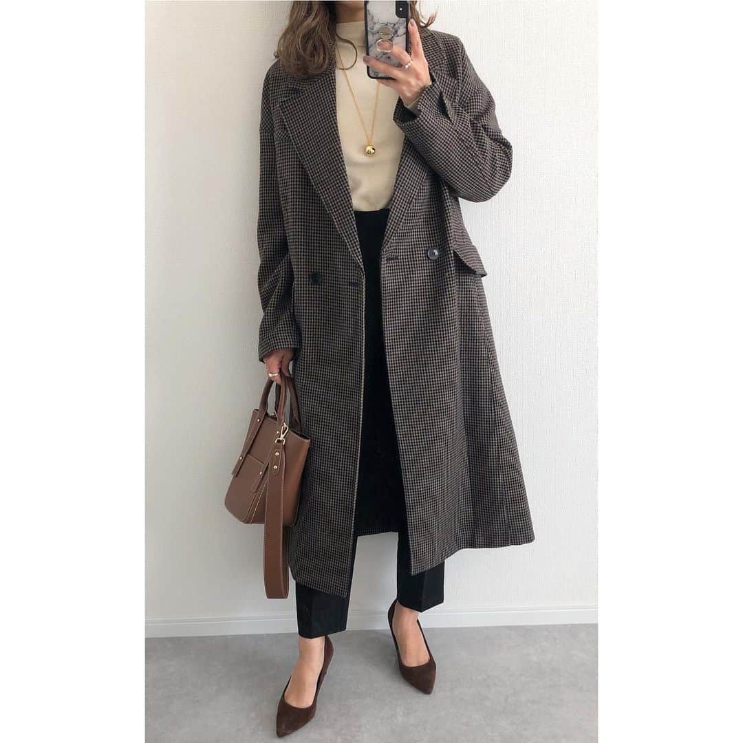 Miyoさんのインスタグラム写真 - (MiyoInstagram)「2020.12.31 ・ ZARAで買って良かったもの6選♥️ この中でSALE価格になっているものもあるので是非チェックしてみてください♡ 今年はZARAにハマった1年でした🥰笑 来年も可愛いお洋服や小物をたくさんシェア できたらなと思います⑅◡̈*♡ ・ ・ ・ 産後数ヶ月は体型がなかなか戻らず、 着たくても着れない洋服がたくさんあったり、 自分の体型を見て落ち込む事もありました😂 しかし、焦らずに産後ダイエットを続けたら なんとか目標体重まで達成することができました😭✨ 来年は筋トレを習慣にすることが目標です✊🏻 ・ 2020年は3月に出産、卒園式、入学式、 自粛生活…産後になかなか大変な日々が続きましたが、家族で協力して無事にここまでこれました✨ 来年も引き続き、日々健康に気をつけて 過ごしたいと思います🍀 いつも見てくださってありがとうございます✨2021年もよろしくお願いします☺️ ・ ・ ・ #2020#感謝#ZARA#ザラ#ザラ購入品#ZARAセール#ザラジョ#ザラコーデ#ザラジョコーデ#zarawoman#zaradaily#冬コーデ#ハイウエストパンツ#ピアス#ブーツ#ブーツコーデ#コート#ママコーデ#ママファッション#着回しコーデ#プチプラコーデ#プチプラファッション#シンプルコーデ#カジュアルコーデ#大人カジュアル#大人可愛い#時尚#置き画」12月31日 17時02分 - miyopu