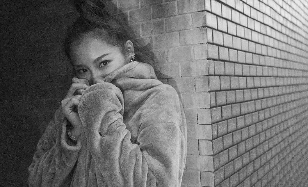 安柏兒のインスタグラム：「2020教會了我 特別是 活在當下，把握現在  回顧今年 不知時間是怎麼就這樣過了??? 很多不順 很多心痛  很多分離 很多獨處 很多重啟  最捨不得是噹噹的離開  有失去 其實也讓我獲得了更多 今年認識一些新朋友  開始嘗試、了解一些沒接觸過的領域 學到最大的功課 開始愛自己（講起來容易但真的很難好嗎） 下一步會遇到什麼都是未知 現在的心願真的是平安健康最重要  上次路過看到新聞 說有預言 未來會被喪屍入侵 如此聳（荒）動（謬）的標題… 大家出門在外記得口罩要戴💦 愛自己 也不要害別人   覺醒的一年 水瓶時代來了！！！𝐂𝐨𝐦𝐞 𝐨𝐧 ～  感謝今年照顧我的所有人～ 未來還請多多指教！ 接下來還要繼續給我飯吃唷～☺️🙏🏽 Bye啦 這不安份的一年  想美背找 @lalu_beau 人人都需要一個小香肩☝🏽 會舒緩你肩頸背 謝謝親愛的朱咩🥺 @winkwink_chu  #原渥 📷 @fade_aray」