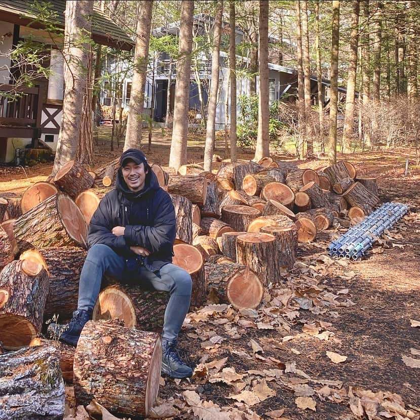 池田信太郎さんのインスタグラム写真 - (池田信太郎Instagram)「軽井沢の魅力に惹かれて🍁 来年は薪割り＆芝刈りが 忙しくなりそうです🍃  #軽井沢 #軽井沢の暮らし  #軽井沢ライフ  #薪  #薪割り #芝刈り」12月31日 17時03分 - shintaroikeda_tokyo