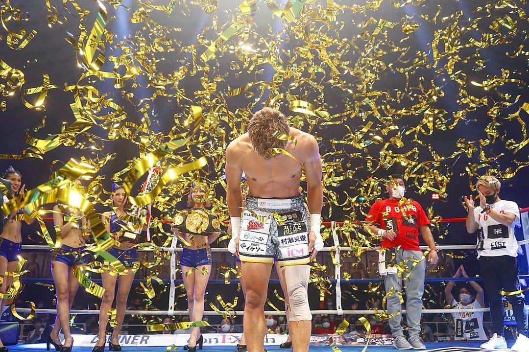 山崎秀晃のインスタグラム：「感謝の一年🙏 栄光にすがる事なく未来を明るくする為に闘います。 皆さん良いお年をお迎えください。 いつもありがとうございます。 山崎秀晃 #k1wgp #GOLDENFIST #2020」
