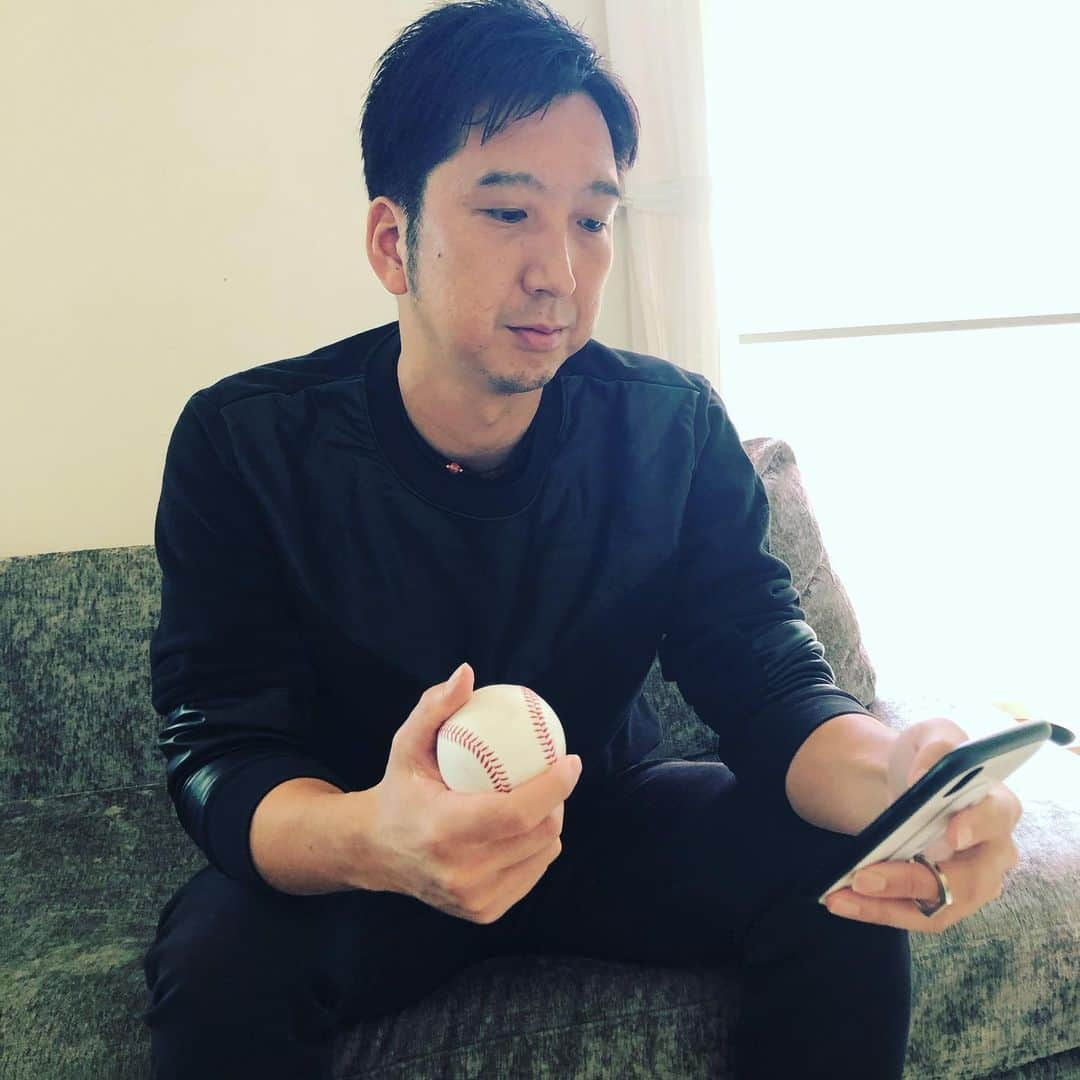 藤川球児さんのインスタグラム写真 - (藤川球児Instagram)「【御礼】  2020年は僕の人生でも  皆様からの応援を 一番感じた一年になりました。  凄く幸せな一年でした！  来年からも皆様、明るく楽しい  日々を過ごしていきましょう。  本当にありがとうございました‼️  では、新年にお会いしましょう♪  #kyuji22  #感謝」12月31日 17時04分 - fujikawa_kyuji22