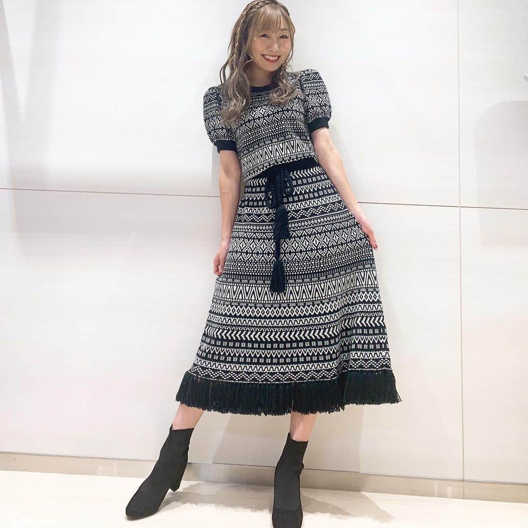 須田亜香里さんのインスタグラム写真 - (須田亜香里Instagram)「ここ最近着せていただいた衣装ちゃんたちズラリ。どれも可愛い😊❤️ お仕事の時の衣装って、身も心も私を私以上にしてくださるから本当に感謝しかない。  これは私の昔からの理想なんだけど、私のこと好きじゃない人にも、この人が着てる服は可愛い！好き！って思われる雰囲気や体型であれるように自分という生き物を頑張りたいんだよね。 お洋服大好き☺️✨  1.2.3枚目: #有田ジェネレーション 4.5.6枚目: #‪ABEMA‬的ニュースショー 7.8.9枚目: #熱闘Mリーグ  #須田亜香里衣装」12月31日 17時04分 - akarisuda
