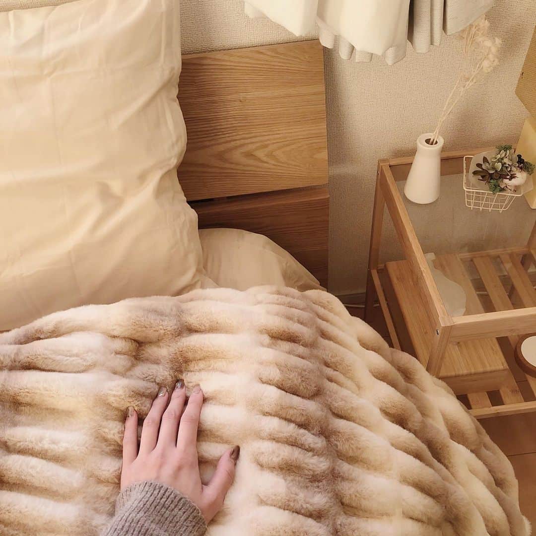 yuinaさんのインスタグラム写真 - (yuinaInstagram)「今まで出会った手触りで一番最高の毛布がニトリに… あと3coinsでファブリックポスターをget!寝室に飾ってみました😊 #nitori #ニトリ #ikea #3coins #interior #インテリア #寝室インテリア  #bedroom  #instapic  #instagood  #l4l」12月31日 17時14分 - yuina_xg
