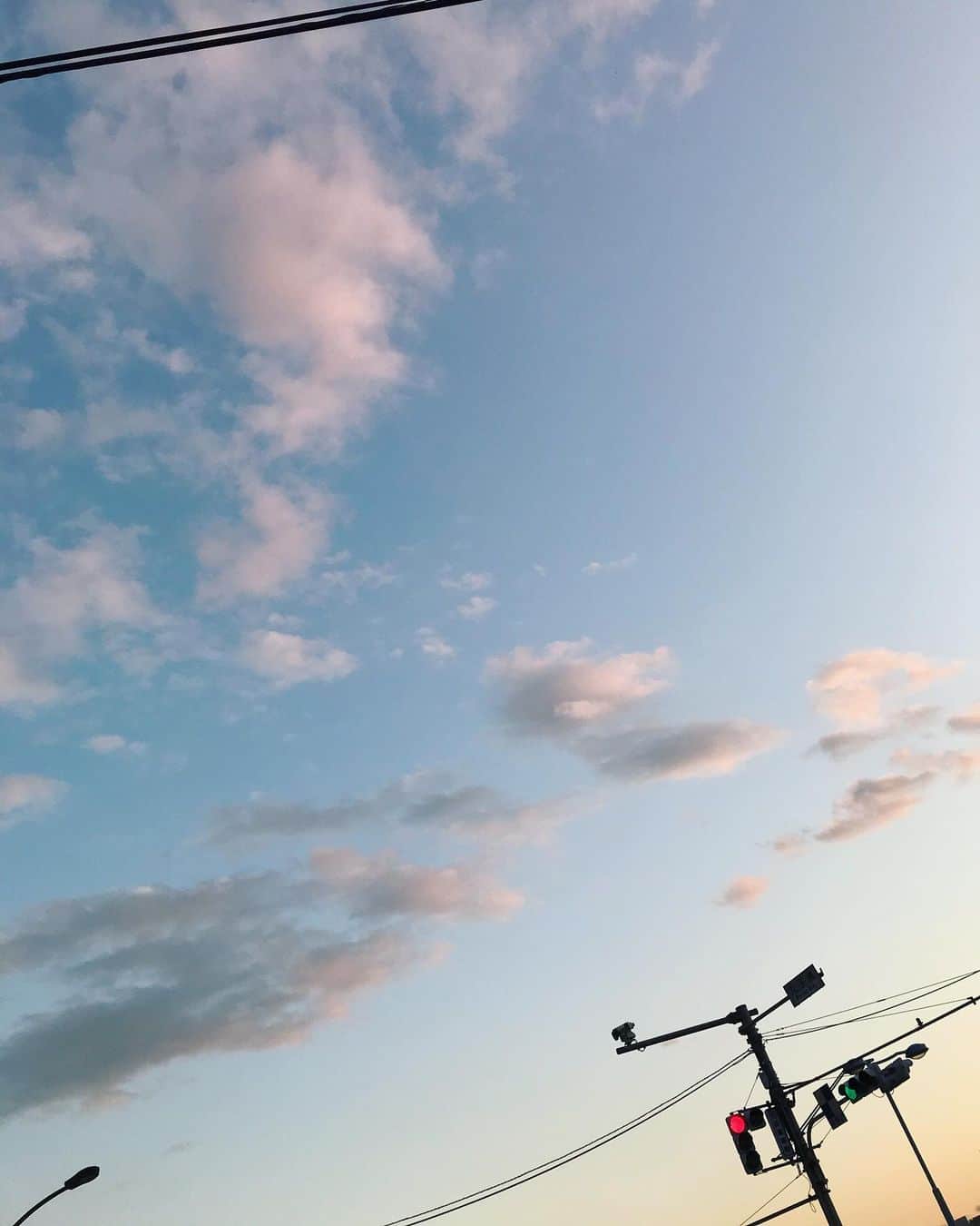 坂詰美紗子のインスタグラム：「・  2020年が終わりますね。  終わるけど、終わらない。 毎年、そんな風に感じていますが、 今年はそれをより強く感じています。  2021年は会いたい人に我儘に会いにいけるようになりたいなぁ。 世界が少しでも明るくなりますように。  みなさま、今年もありがとうございました☺️💕  良いお年をお迎えくださいませ🙏🏻」