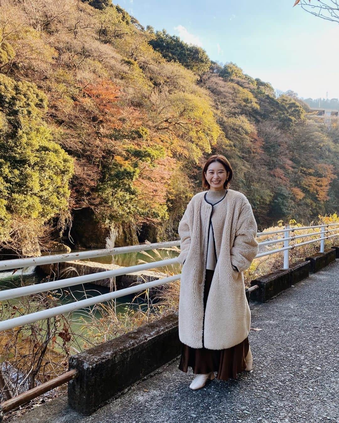 Eri Koyamaのインスタグラム：「. 今年最後にこのアウターは 買ってよかったやつ◎ 上品見えしてあったかい🤍  付属のストールはスウェットとかに 合わせてみたいかも😌💭  @ungrid_official @ungrid_staffsnap @eri_koyama_ #153cmコーデ」