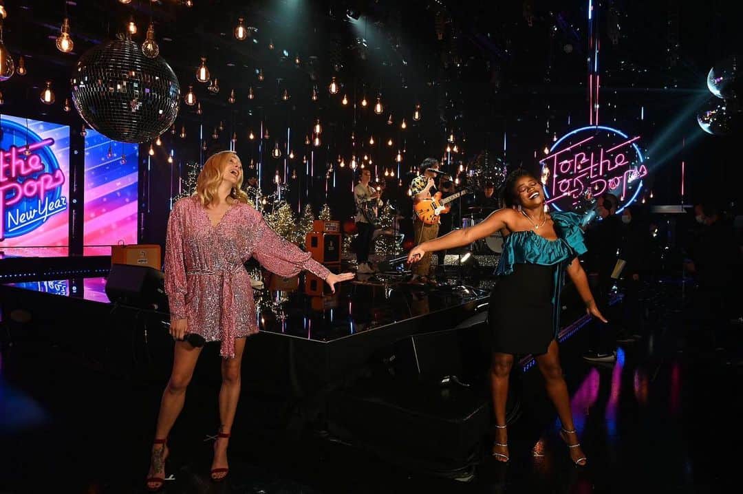 ファーン・コットンのインスタグラム：「Top of the Pops New Years is on @bbcone at 4:20 pm, the kind of time I like a NY party. I rarely make it to midnight on NY eve so an afternoon dance is way more up my street. Loads of good music coming your way. 💫」