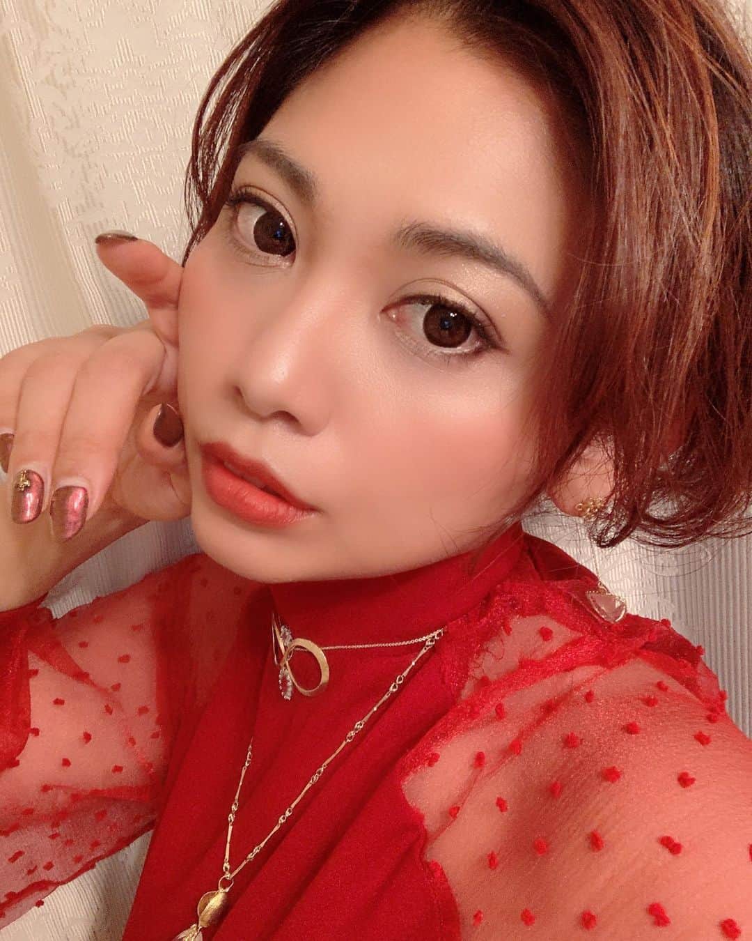 叶ここさんのインスタグラム写真 - (叶ここInstagram)「MACの艶肌下地and新作リップ良い💓  年末にこんなにめかしこむの初めてかも✨  皆様良いお年を...❤️  #赤 #red #メイク #makeup  #mac #maclipstick #fashion #japanesegirl」12月31日 17時08分 - coco_kanou