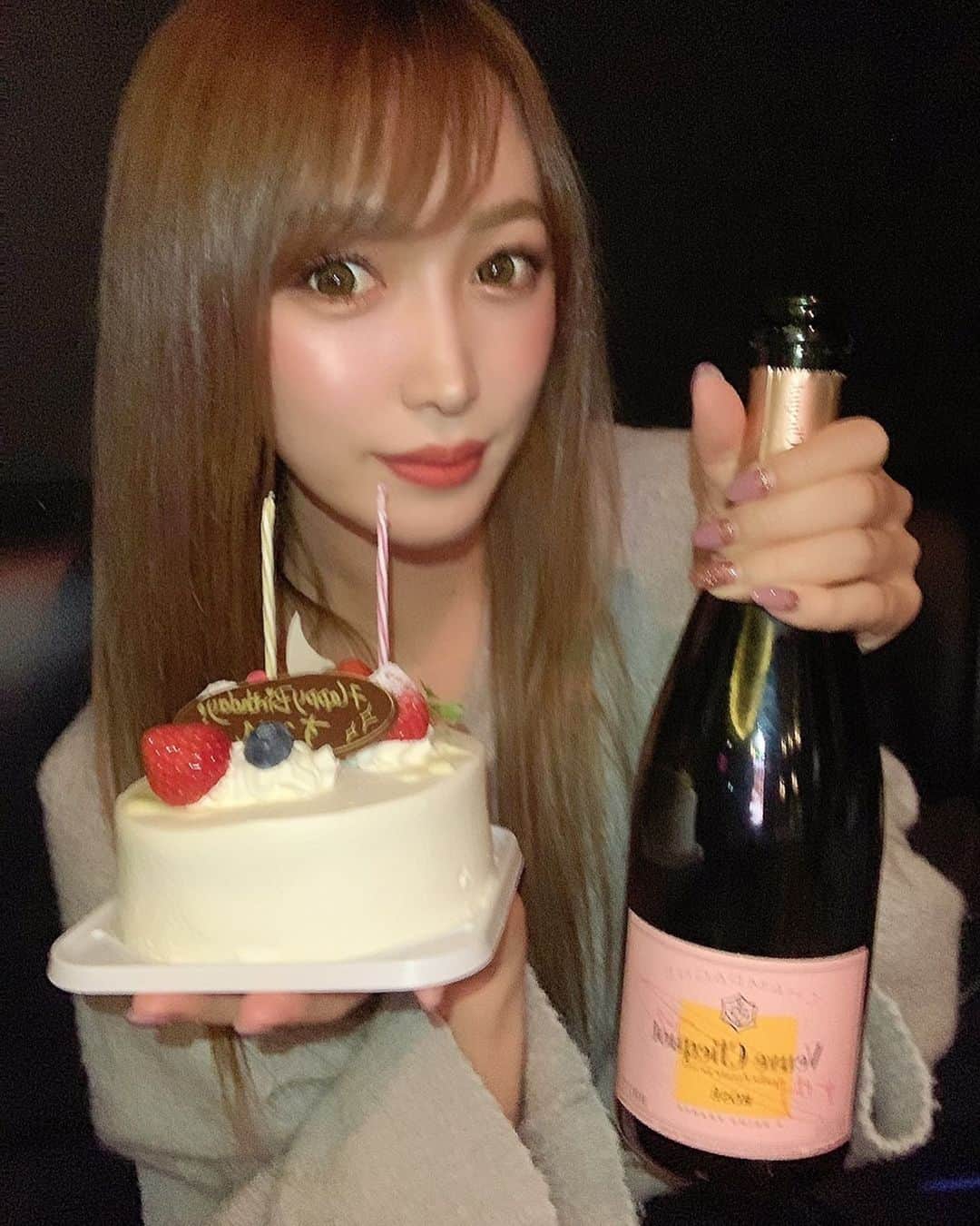 ゆうかのインスタグラム：「27歳なりました🐥💓💓💓 今年もお世話になりました✨✨✨ #東京#新宿#歌舞伎町#キャバ嬢#キャバクラ#アジアン#アジアンクラブ」
