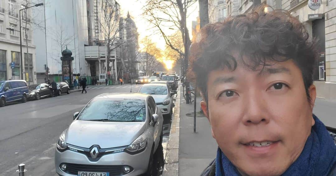 竹内弘一のインスタグラム：「例年通りParis取材からスタートした2020年。2月の中国取材がキャンセルになりコロナシフトに。京都こども宅食を立ち上げ実施。伏見3学校区+中京区全域に。３月にはICL手術をうけ目が見えるように(これは人生最大の衝撃でした。プライスレス)。 4月から同志社大学でプロジェクト科目を担当して講師として17人の学生と出会えたこと。夏には新居を決め秋に引っ越し+クルマ購入。9月から同志社大学大学院総合政策科学研究科に通い出す。10月から京都商工会議所広報企画アドバイザー。12月、TBSラジオで特番。悲しいお別れもあり大変苦しい年でしたが変化、そして転機、決断の年になりました。本当にたくさんのみなさまに助けていただいて大晦日までたどり着けました。来年はみなさまにとってよい一年になりますように。いつもありがとうございます！引き続きよろしくお願いいたします！#大晦日 #振り返り #2020年 #みんな仲良く」