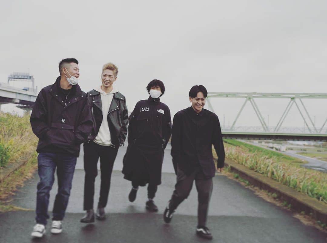 のインスタグラム：「__________ 2020年最後の投稿です。 とは言っても、今年はあんまり投稿してないんですけどね〜  沢山の人にとってほんまに大変な 1年になったんちゃうかと思います。  ただごとじゃない事態ですからね  反面、今までゆっくりと 向き合うことができなかった事柄達に 向き合うことができたし、色々な準備もできた年でした。  今年は会われへんかった分、 来年は応援してくださる人たちや 支えてくれる人たちに沢山会いたいです。  2020年、ありがとうございました。 2021年も、よろしくお願いします。  そして、おまたせしました。」