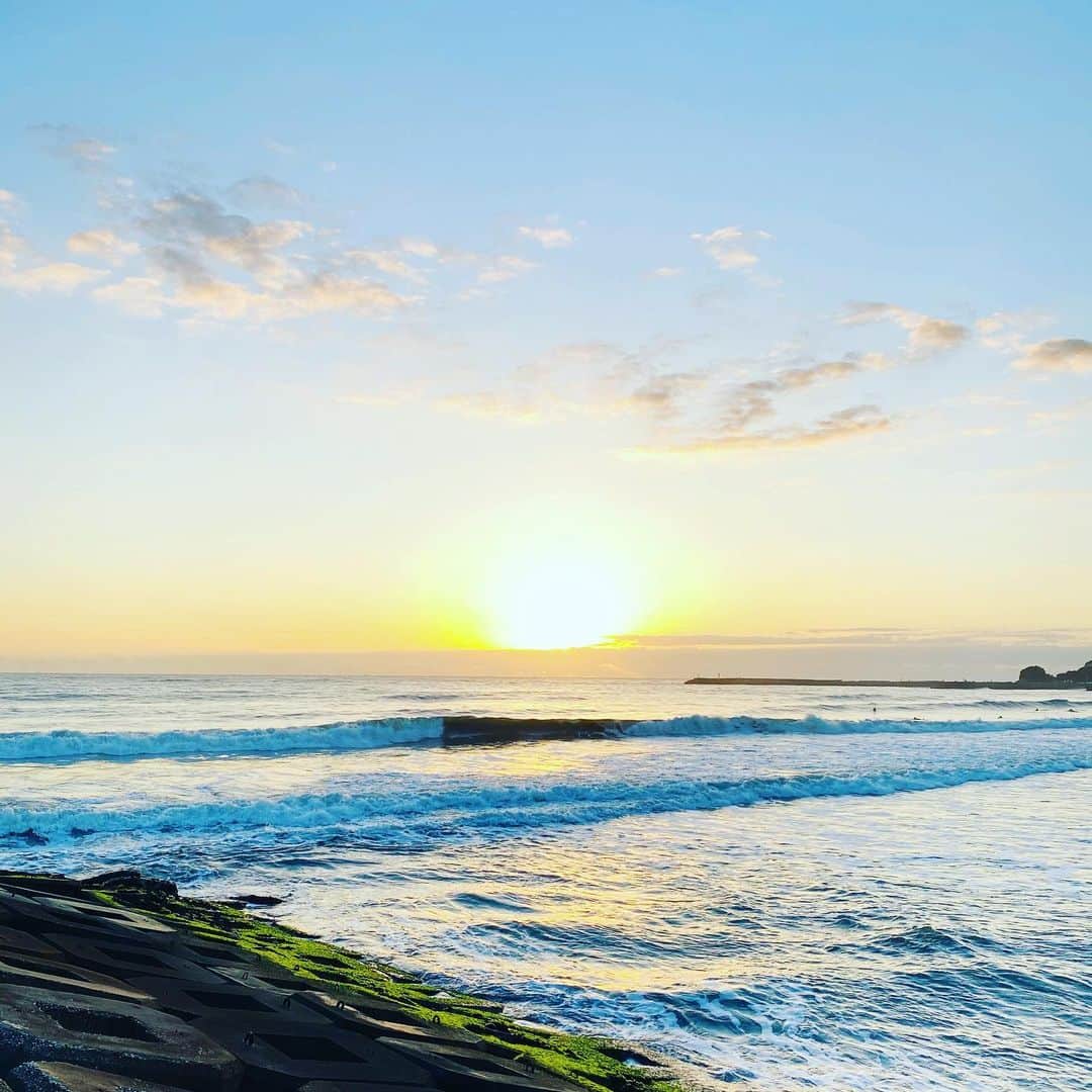 LOVE ME DOのインスタグラム：「少し早いですが日の出の画像です。 2021年が良い1年になりますように待ち受付にどうぞ。 千葉県長生郡一宮町にある九十九里浜の南端の釣ヶ崎海岸です。 #待ち受けにどうぞ #開運画像 #2021年  #幸運を引き寄せる  #待ち受け画面  #日の出 #釣ヶ崎海岸」