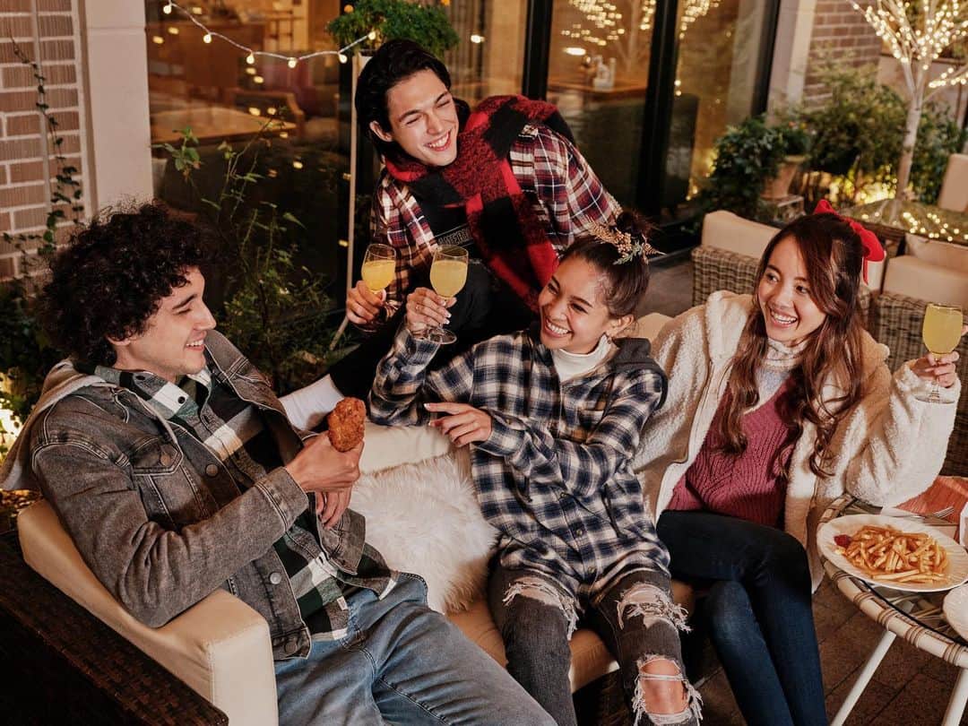 アメリカンイーグルのインスタグラム：「大晦日は家族は大切なお友達と楽しい時間を過ごしてね！ アメリカンイーグルは、来年一年がみなさんにとって素晴らしい年になりますよう願っております🌄   ✨✨Be love.Be fun.Be true.Be you✨✨   #AExME #AEJeans #AE #americaneaglejp #アメリカンイーグル」