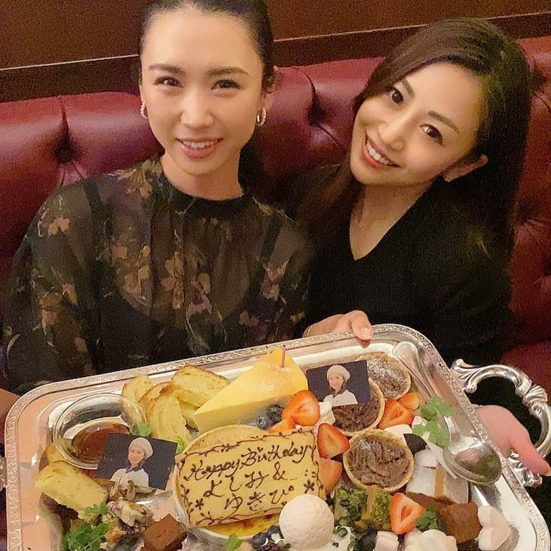 yurieさんのインスタグラム写真 - (yurieInstagram)「よしみん&ゆきぴバースデー☺️✨  よしみんもゆきぴも今年グッと会う頻度やゴルフが増えた自慢の美女達❤️  バースデーは青山のウルフギャングでサプライズディナー☺️🍖  贅沢女子会最高❤️  #バースデー　#誕生日パーティー　#愛され女子　#ゴルフ女子　#ゴルフ男子　#BDP  #ウルフギャングステーキハウス  #肉食女子」12月31日 17時16分 - yurie808golf