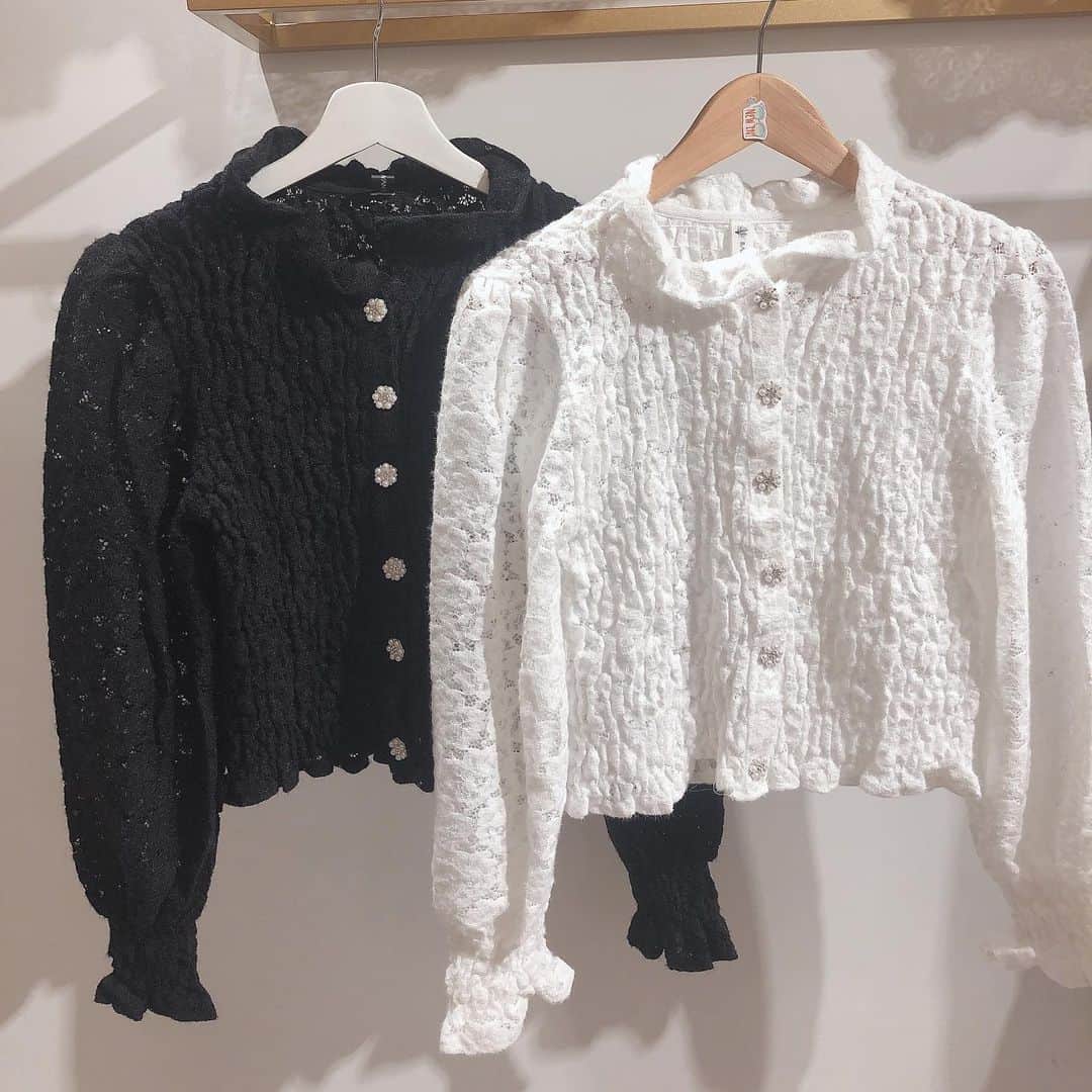 Fleur Fleurのインスタグラム：「初春超美上衣登場🌟✨✨✨ 呢一件top好多人揀呀😇❤️❤️❤️ 厚厚嘅質感 剪裁超好🥰🌸🌸🌸 全部現貨發售 2021年着新衫！ 上嚟門市試穿自取啦 或者我哋都可以安排SF寄貨俾你  新一年就春裝🌟🌟🌟 銅鑼灣門市:銅鑼灣恩平道52號2樓A室WhatsApp查詢熱線:5572 9458」