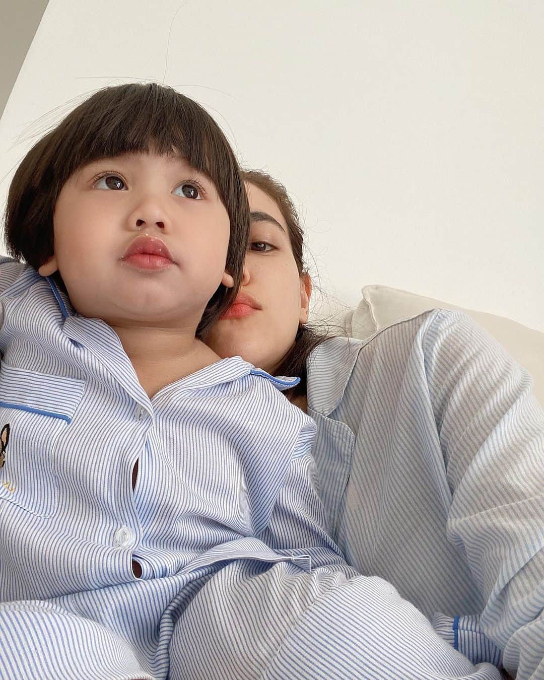 キンバリー・アン・ウォーテマス・ティアムシリのインスタグラム：「Matching pj's and double chins for New Year's Eve 🤍 31.12.2020」