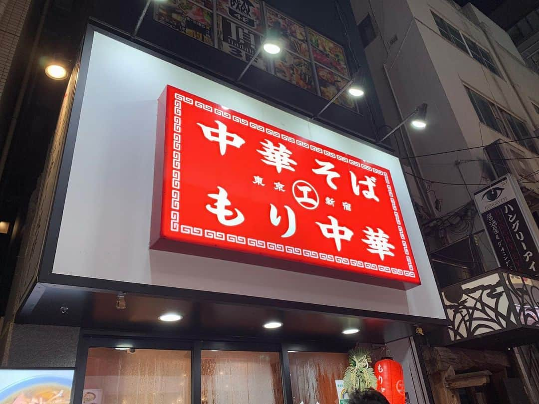 SUSURUさんのインスタグラム写真 - (SUSURUInstagram)「えっちゃんラーメン。＠新宿西口 辛味中華そばレベル2、茹で卵スライス 最近シメでよく行くえっちゃんラーメン。。 未食の辛味中華そばをいただきました。 あっさり清湯スープとピリリ程よい辛味ですすりが進みます🍜 味染みたチャーシューはご飯と食べたくなる美味いやつ🐷 新宿の新たな看板ラーメンとして推したい一杯です🍥 #susuru_tv #えっちゃんラーメン #新宿 #歌舞伎町 #東京 #辛味中華そば  #うまい #ラーメン納め #ではない  #ラーメン #らーめん #ramen #ラーメン部 #ramennoodles #毎日ラーメン生活 #麺スタグラム #japaneseramen #japanramen #foodstagram #foodie #noodles #instanoodle #instaramen #instafood #susururecommended #新宿ラーメン #シメのラーメン #中華そば」12月31日 17時18分 - susuru_tv