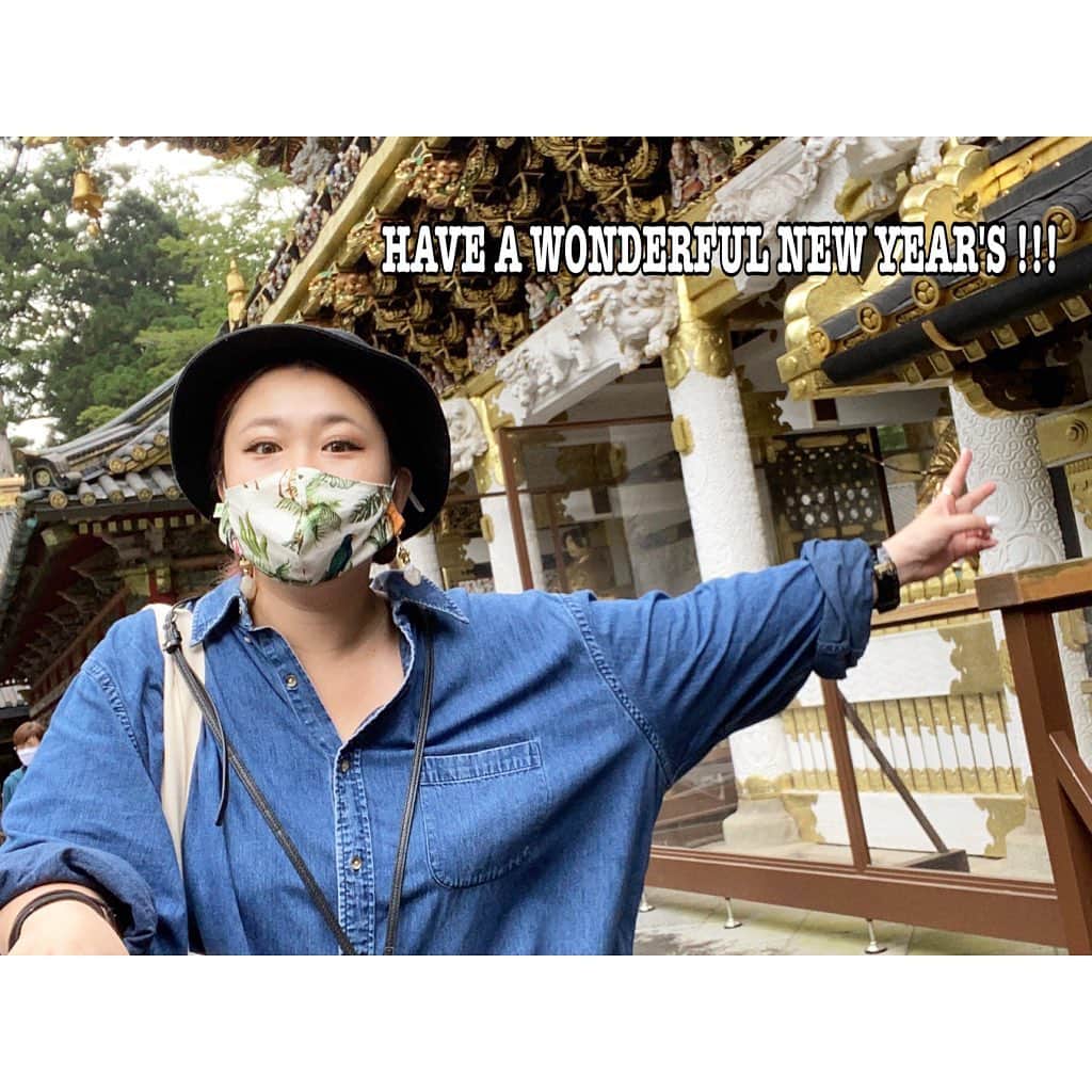 林唯衣のインスタグラム：「2020年も今日が最後ですね、どんな一年でした？ワタシは世の中に身を任せてかなりゆるくのんびり過ごしてました。家の中にいる機会が増えて、家電も一気に壊れて、考えや生き方に整理がついて何だか心機一転、アップデートモードに。色んなものを捨てて、変えて、すっきりした一年になりました！まだまだアップデートの途中ですが、来年は人生を更に楽しめそうな予感がしてます、うふふ！！パーーっと！解放ーー！はしゃぐーー！みたいな感覚。好きな事に沢山近づいていきたいし、いぇーい！ってウキウキしたい！！何はともあれ、大変な一年だったとも思う、皆様本当にお疲れ様でした、そして会えた人も会えなかった人もフォロワーさんもありがとうございました、どうでもいいことだらけのストーリーも、備忘録の投稿も来年も続いていきます、ご縁とご興味があれば引き続きよろしくお願い致します、では、良いお年をお迎えくださいませ！らぶ！」