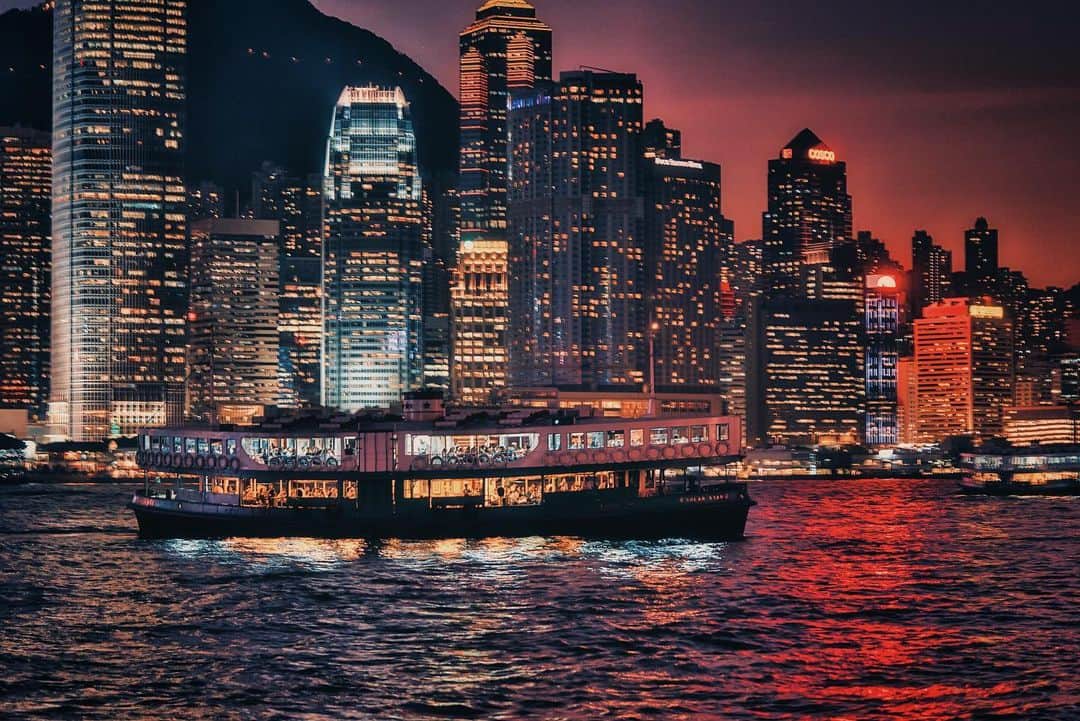 HAYAMI HANNAH ハナさん ど田舎のインスタグラム：「. Victoria Harbour 🇭🇰 維多利亞港  I’m grateful for all your support 2020 ! Wishing you a happy new year 2021 !  🐮  いろいろありがとうございました！ よいお年をお迎えください🎍🐮 P.s. とんでけコロナ〜  #hayamihannah  #DiscoverHongKong  #Picsofhk #香港 #instameethk⁠ #awesomehongkong  #hongkongphotography⁠ #unlimitedhongkong  #exploringhongkong⁠ #hongkongstreets  #hongkongnight  #hongkong  #hongkonglifestyle #hongkongstreetphotography⁠ #visualhongkong  #reframinghk  #Hongkongliving #StreetMobs #moodygrams⁠  #Adorama #Way2ill #yourshotphotographer  #localiiz  #thestreetpr0ject #TimeOutHK #capitalshooters  #DarkMobs  #ZolimaHongKong  #New_UrbanStreet #写真好きな人と繋がりたい」