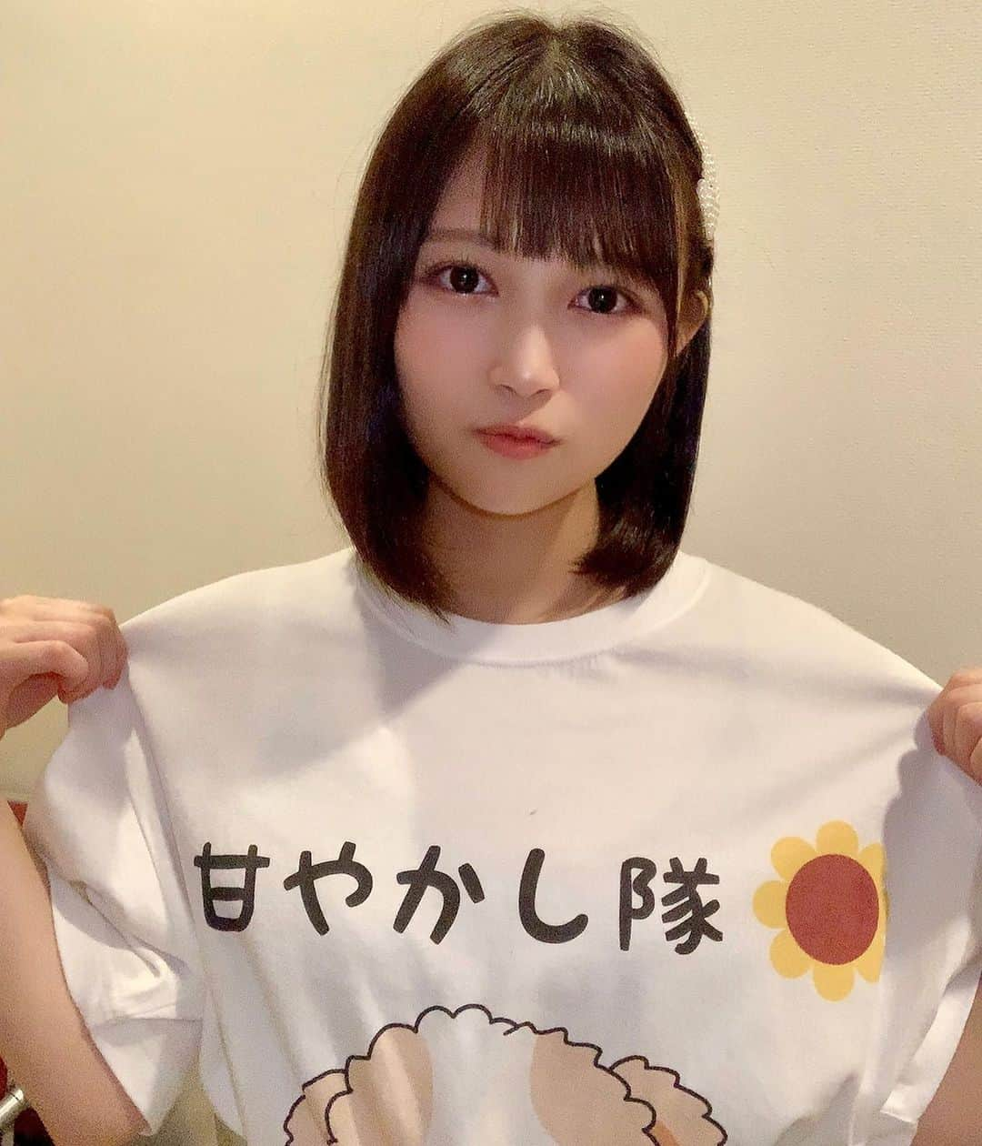 望月ひかりのインスタグラム：「生誕Tテンション上がりますね🥰💛 生誕祭って素敵だよね、会場が幸せで溢れてました♡♡  #アイドル #ショートヘア #ショート女子 #ボブ #黒髪 #idol #黒髪ボブ  #乃木坂46 #日向坂46 #坂道好きな人と繋がりたい #イコラブ #ナチュラルメイク #beauty #f4f ##lfl #フォロー返し #tokyo #japan #tシャツ #いいね返し #文化祭 #jk #schoolfestival #生誕祭 #instagram #ヘアアレンジ  #自撮り #自撮り女子 #写真好きな人と繋がりたい」