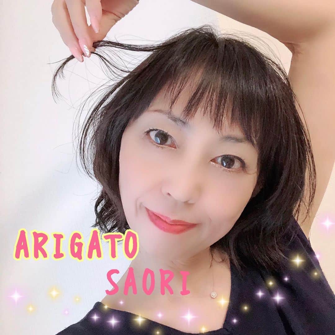 西原さおりのインスタグラム：「みなさま、2020年もありがとうございました！ ・ 我が家はおうち時間を充実させるためテレビを買い替えたり、ボードゲームを買い込んだりしました☺️ ・ 外出時は予防と対策を淡々と続けるのみですよね。 みなさまのご健康を願っています。 ・ ・ ・ さてお仕事について。 去年くらいから、たまに海外の方からナレーションやセリフのご依頼をいただくようになっていたのです。 ・ それで少しずつ海外市場を意識し始めたのですが、わたしは英語もあんまりわからないし、何から始めたらいいのか…なにしろわかんない😂 ・ でもね、生まれて初めてコンサルなども受けながら、自分なりに取り組んでみたのですよ。 ・ その成果はというと…山ほどオーディション出して、やっと合格2つ！ さらに直オーダーで2つ！😂すくなっ！ （ただし、料金が合わずに受けられなかったものは結構たくさんありました） ・ 来年も引き続きチャレンジしてまいります！ 目標は…1000%✨ がんばりまーす💪 ・ もちろん国内のお仕事も引き続きみなさまの求める世界を実現すべく、全身全霊で煌めきボイスをご提供いたします💕 ・ どうか2021年もよろしくお願い申し上げます！ ・ ・ ・ 来る年がみなさまとご家族、ご友人にとってホッとできる日々でありますように✨ ・ ・ ・ #年末のご挨拶  #本当にありがとうございました ✨ #どうぞみなさまご自愛ください  #ナレーター #声優 #宅録 #海外チャレンジ #西原さおり #煌めきボイス✨  #voiceover #voiceactor #voice #japanesevoiceover #myvoice → @saolisample ← #こんな声です」