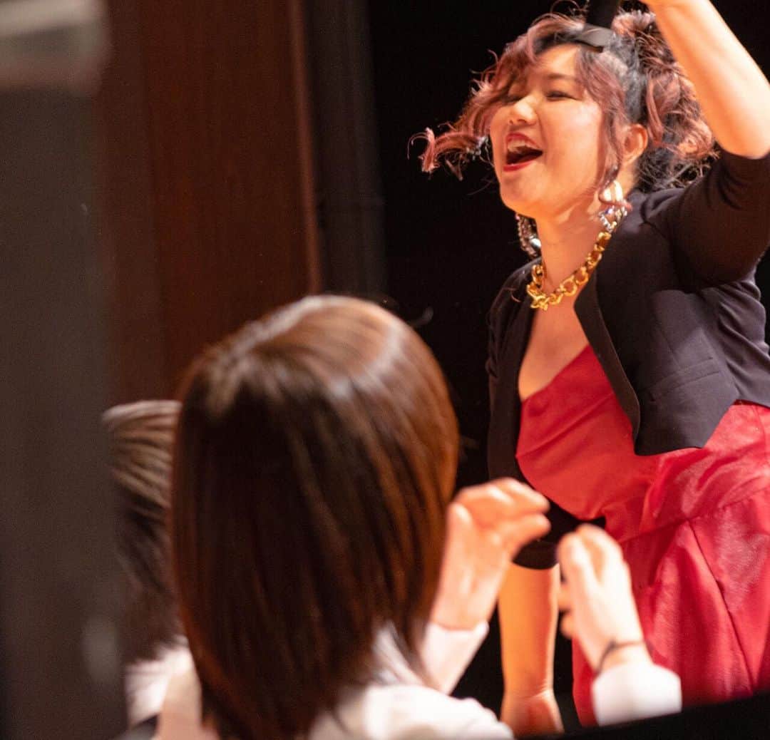 有坂美香さんのインスタグラム写真 - (有坂美香Instagram)「Caught up in a rapture!!!  こんなにも楽しそうで、嬉しそうな自分の姿、客観的に見たことないから驚きました！  生きてて最高に幸せ！と、自分の命が燃えている瞬間を写真に納めてもらうとしたら、間違いなくこの3枚。  2020年は激動と学びの1年でしたが、　 私は　つまるところ、これ。 結果、いつだって、これ。 The Sunshowersというファミリーと一緒に歌うことがいつだって私の答えなのです。  これからも、家族と、仲間と一緒に、私の魂が導いてくれるところへ、ただただ身を委ねるのみ。　 そこには素晴らしい出逢いに溢れて、見たことのない色が広がっている。  そんな生き方をすることを宣言します！🙏🌈✨  いつも支えてくれる周りのみんなに感謝します！ありがとうございます！  photo by @akiramgram 素敵に撮ってくれてありがとう！  I'd say these pictures pretty much explain and desbribe all about me.  Definitely one of the best moments of me this year.  The happiest moment.  Through the good and bad, the answer is always there.  Singing with my group, The Sunshowers.  I'll continue to let my soul and spirit guide me to wherever I need to be. Do what I'm meant to do.  So blessed to be a part of this universe. 🌍🙏  Much Love 💕and respect to all.」12月31日 17時22分 - mikaarisaka