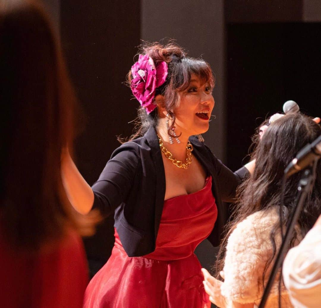 有坂美香さんのインスタグラム写真 - (有坂美香Instagram)「Caught up in a rapture!!!  こんなにも楽しそうで、嬉しそうな自分の姿、客観的に見たことないから驚きました！  生きてて最高に幸せ！と、自分の命が燃えている瞬間を写真に納めてもらうとしたら、間違いなくこの3枚。  2020年は激動と学びの1年でしたが、　 私は　つまるところ、これ。 結果、いつだって、これ。 The Sunshowersというファミリーと一緒に歌うことがいつだって私の答えなのです。  これからも、家族と、仲間と一緒に、私の魂が導いてくれるところへ、ただただ身を委ねるのみ。　 そこには素晴らしい出逢いに溢れて、見たことのない色が広がっている。  そんな生き方をすることを宣言します！🙏🌈✨  いつも支えてくれる周りのみんなに感謝します！ありがとうございます！  photo by @akiramgram 素敵に撮ってくれてありがとう！  I'd say these pictures pretty much explain and desbribe all about me.  Definitely one of the best moments of me this year.  The happiest moment.  Through the good and bad, the answer is always there.  Singing with my group, The Sunshowers.  I'll continue to let my soul and spirit guide me to wherever I need to be. Do what I'm meant to do.  So blessed to be a part of this universe. 🌍🙏  Much Love 💕and respect to all.」12月31日 17時22分 - mikaarisaka