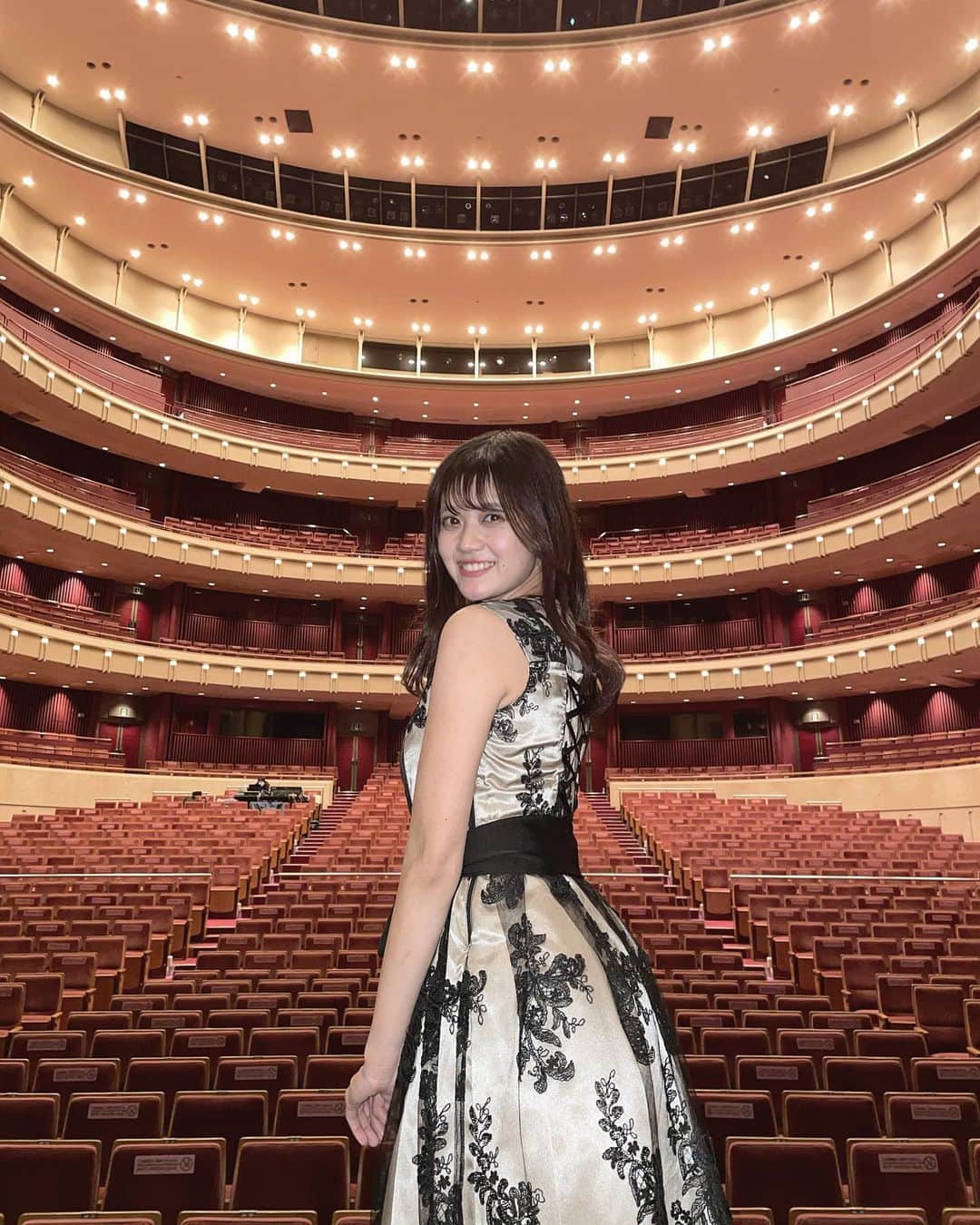 牧野莉奈のインスタグラム：「2020.12.31♡  あっという間にまた1年が終わってしまう🥺 コロナの影響で環境がガラッと変わってしまったけれど、そんな中でもミスコンという素敵な舞台に立てたこと、間違いなく素敵な思い出になっています。これからの活動はまだまだ探り探りで決まっていなことばかりだけど、こんなことを考えるきっかけをくれたミスコンは、私の中でとても大きな出来事でした。素敵な人達に出会えたこと、とても嬉しく思います。 来年はもっと皆さんに感謝を伝えられる1年になるよう精一杯活動して参りますので、どうぞ暖かく見守っていただけたら嬉しいです🧏🏻‍♀️💖  今年は本当にお世話になりました。 皆様良いお年をお迎えください☺️♡」