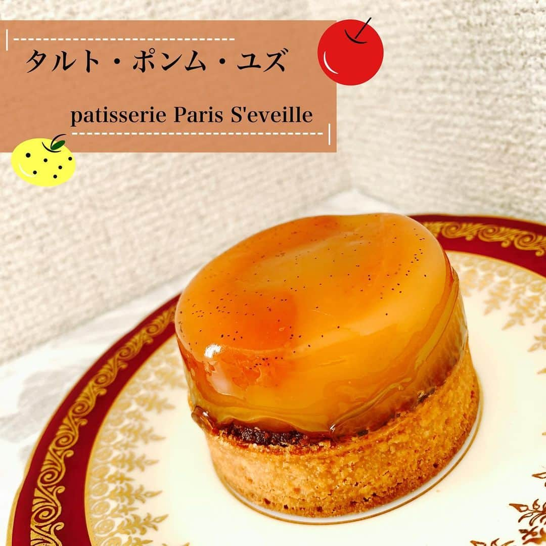 甘のインスタグラム：「【ゆずの酸味とほろ苦度:★★★★★】 お店: patisserie Paris S'eveille スイーツ: タルト・ポンム・ユズ * クリスマスケーキ2つ目はゆずの風味も聞いたタルト・ポンム・ユズ * タルトタタンのほろ苦さとゆずの柑橘系のほろ苦さ、そしてりんごとゆずの酸味が相まって、めちゃくちゃ美味しかったです * タルトタタンが大好きな私としては、変化球のタルトタタンでしたが大好きな一つです🍎 * (ブログ紹介:×) * #タルトポンムユズ #パリセヴェイユ #自由が丘 #タルトタタン #スイーツ #デザート #ケーキ #スイーツ部 #あまいもの #sweets #cake #cakes #cakestagram #dessert #スイーツ男子 #カフェ #カフェ部 #cafe #スイーツ巡り #instasweet #스위트 #sweetslover #スイーツテロ #美味しい #おいしい #retrip_gourmet」