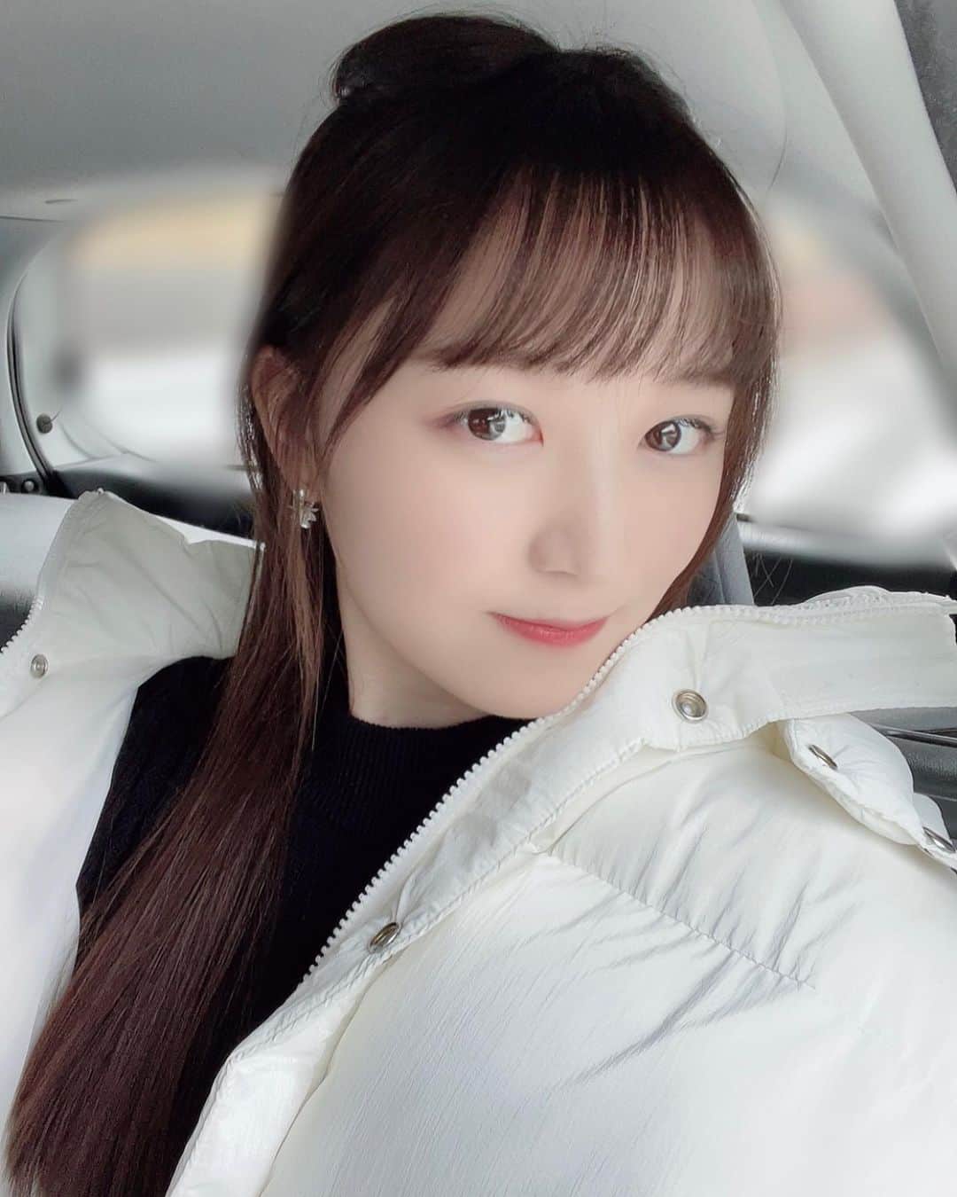 伊藤美優のインスタグラム：「. 2020年お疲れ様でした！✨ そして、私を見つけてくれて、応援してくださったみなさん本当にありがとうございました💙 また家族、友人、マネージャーさんを含めた事務所の方々、その他お仕事でご一緒させて頂いた全ての方にも感謝の気持ちでいっぱいです。 皆さんに恩返しできるよう来年も精一杯頑張ります。 2021年は幸せで溢れる年でありますように。 良いお年を🎉☺️」