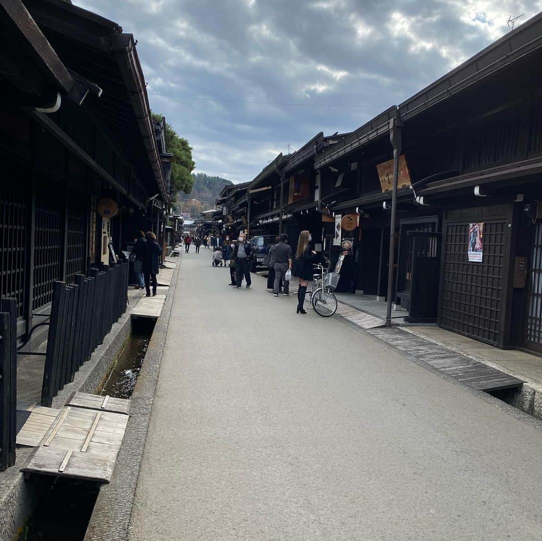 フォンチーさんのインスタグラム写真 - (フォンチーInstagram)「【ワカコ酒🍶off shot】 景色編。 . 飛騨高山は何よりもとにかく空気が綺麗でした。 . 空気が澄んでいて、大量に吸い込みたいくらい。笑 . 街の風景もどこか母国のホイアンを感じて、勝手に親近感を覚えました。 . なんで今まで飛騨高山を知らなかったんだろう…と、後悔したくらい。 . 次はお仕事ではなく、プライベートで行けますように。」12月31日 17時28分 - fonchi1216