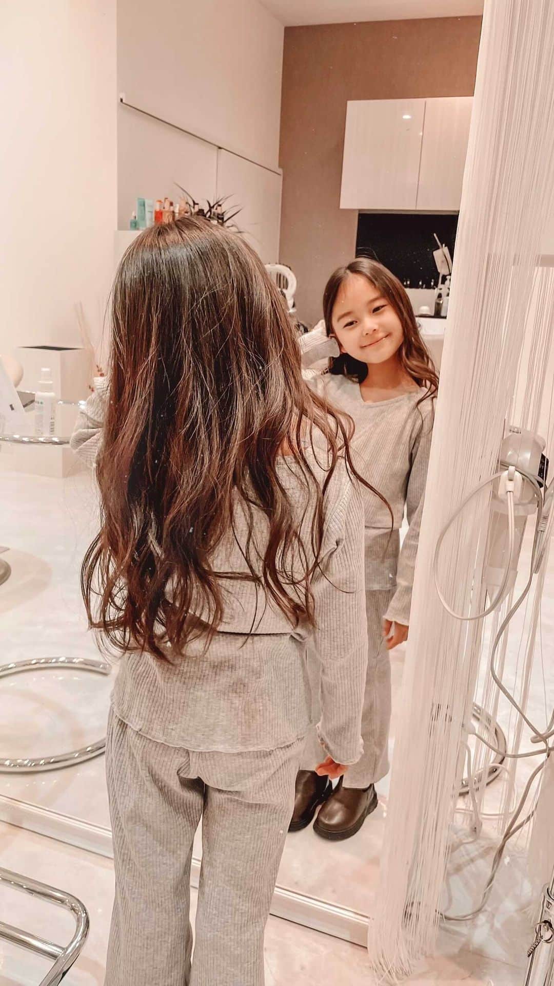 ✷kana✷のインスタグラム：「🎀 . . 今月リニューアルオープンした @taketo_watai  @watai_hair さんにて 年内最後に親子ツルツル作戦と題し、 娘と一緒に究極トリートメントを していただきました♡✨ はじめてのシャンプー台に大きな鏡に もうわくわく大はしゃぎな姿が おもしろすぎたので記録用に🤣👍 . . #hairsalon #watai #サミートリートメント　 #酸熱トリートメント」