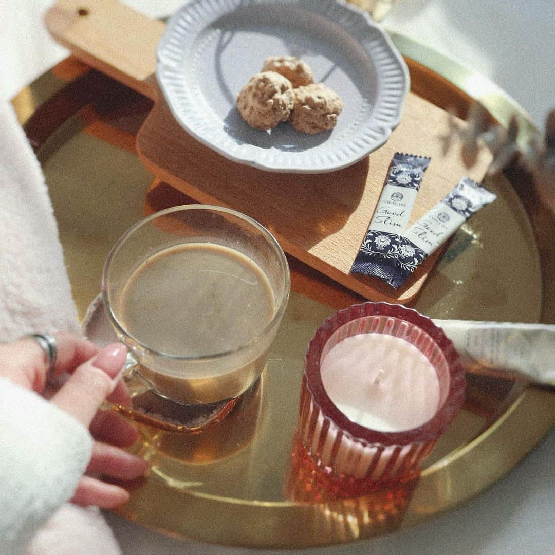 リナのインスタグラム：「今年も気がつけばあと数時間⏳  大掃除も終わって ホッと一息☕️  2020年はいろいろなことがあった 年だなぁ〜と のんびりしながら振り返っています♪  2020年、 たくさんの人との出会いに感謝しつつ 2021年は より飛躍したいなと思っています⭐️  ほっこりしたいときは "グッドスリム"に豆乳を混ぜて チャイ風にして飲んでいすょ🫖  プーアール茶や生姜が入っているので 体がポカポカするのも実感！  ついつい食べ過ぎちゃう年末年始も グッドスリムと一緒に過ごしていきますよ♪ ...................................................... @goodslim_curvy #goodslim #グッドスリム #プーアル茶 #ダイエット #ダイエットティー #ダイエットメニュー教えて  #ティータイム #teatime  #brunchtime」