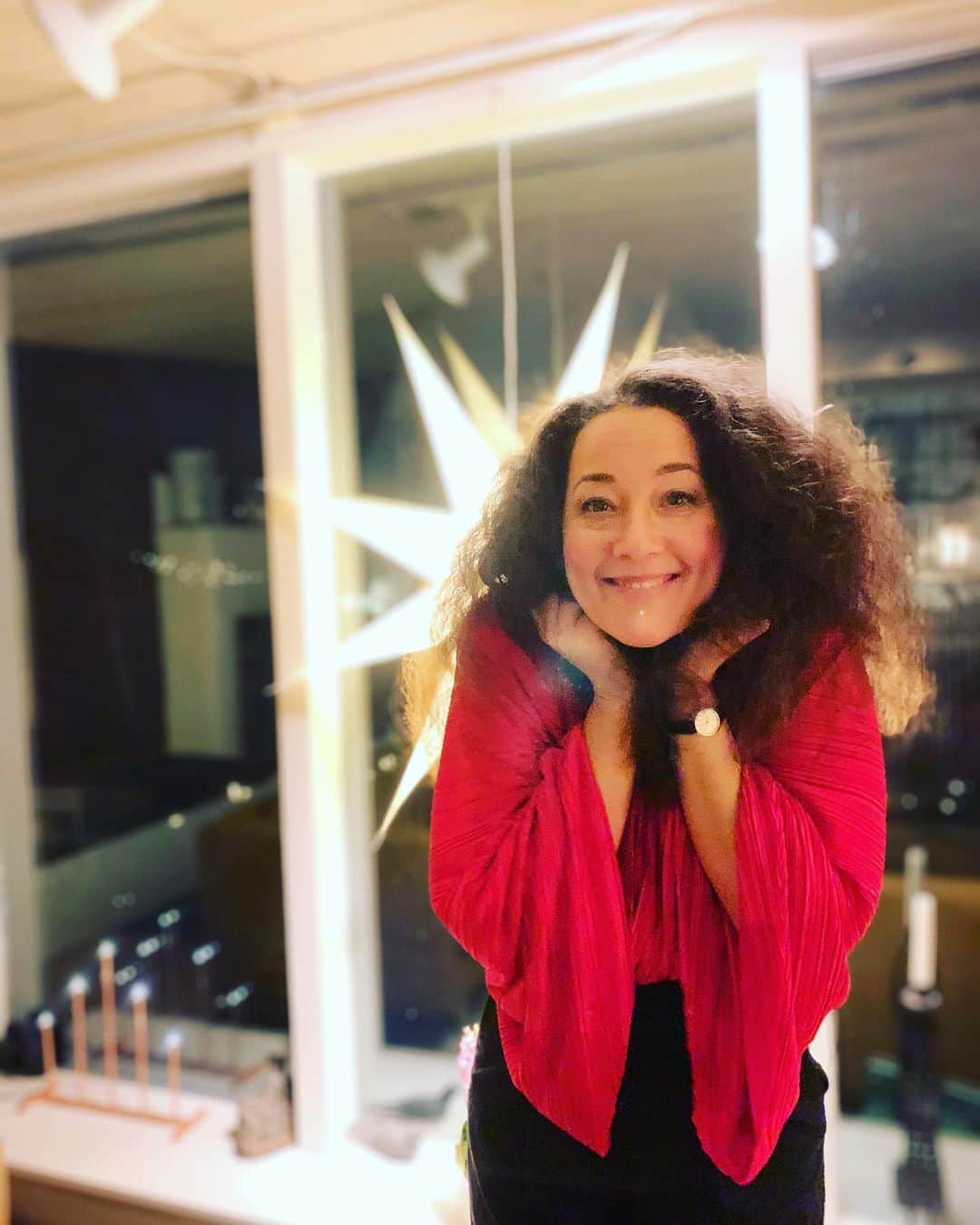 のインスタグラム：「Vill önska alla ett Gott Nytt År!  Kämpa på och försök hitta de små fina sakerna i vardagen. Acceptera att livet inte alltid känns på topp. Yoga när livet gör ont. Ha telefon i ett annat rum på kvällarna. Och andas. Glöm inte att andas. Svåra men inte omöjliga nyårslöften.」