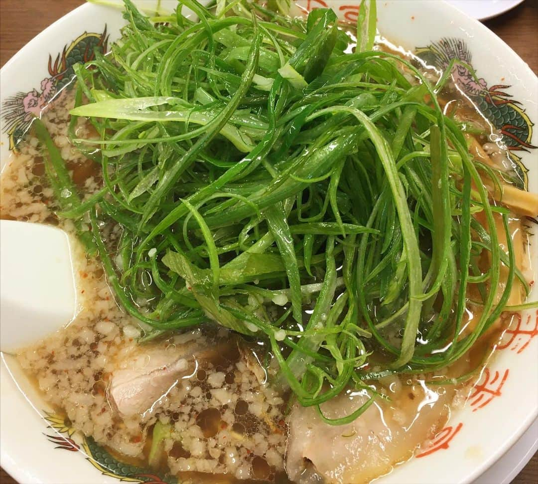 小川夏果さんのインスタグラム写真 - (小川夏果Instagram)「こんなにたくさんラーメンを食べた年はないってくらいたくさんラーメン食べたね。鹿児島はラーメンの宝庫🍜 今のところ「五郎家」がぶっちぎりNo.1❤️ ˚✧₊⁎⁎⁺˳✧༚ ˚✧₊⁎⁎⁺˳✧༚ この一年、やりたい事をがむしゃらにやってこれたのは応援してくれている両親、友人、周りの方々のおかげで、まだ結果は出てないけど、その結果を楽しみにして支えてくれる皆さんに心から感謝申し上げます。 . . #ラーメン #鹿児島ラーメン #kagoshima #鹿児島 #鹿児島観光 #鹿児島グルメ #ラーメン巡り  #グルメ #食 #ラーメン部 #ラーメン大好き  #拉面 #鹿儿岛 #美食 #美食日記 #美食家 #美食推薦 #好吃 #好吃😋」12月31日 17時33分 - ogawanachu