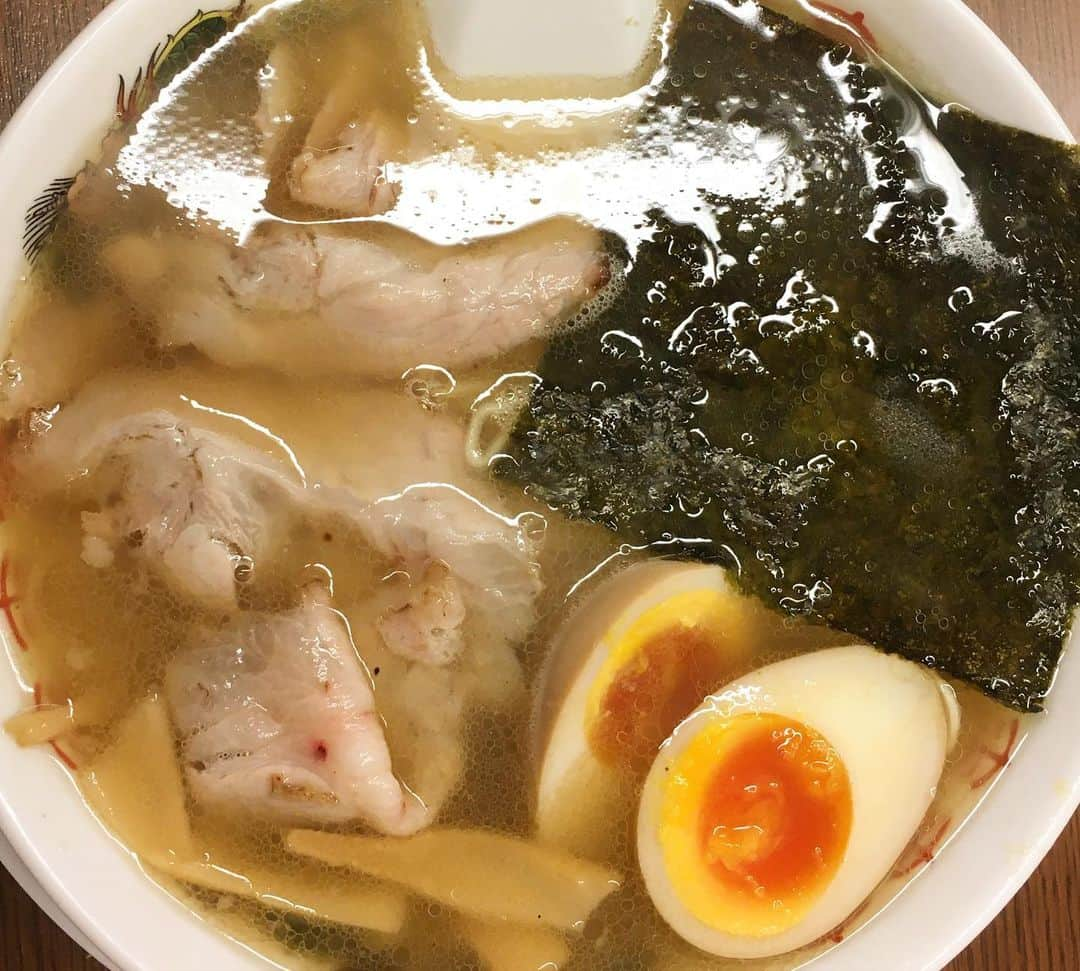 小川夏果さんのインスタグラム写真 - (小川夏果Instagram)「こんなにたくさんラーメンを食べた年はないってくらいたくさんラーメン食べたね。鹿児島はラーメンの宝庫🍜 今のところ「五郎家」がぶっちぎりNo.1❤️ ˚✧₊⁎⁎⁺˳✧༚ ˚✧₊⁎⁎⁺˳✧༚ この一年、やりたい事をがむしゃらにやってこれたのは応援してくれている両親、友人、周りの方々のおかげで、まだ結果は出てないけど、その結果を楽しみにして支えてくれる皆さんに心から感謝申し上げます。 . . #ラーメン #鹿児島ラーメン #kagoshima #鹿児島 #鹿児島観光 #鹿児島グルメ #ラーメン巡り  #グルメ #食 #ラーメン部 #ラーメン大好き  #拉面 #鹿儿岛 #美食 #美食日記 #美食家 #美食推薦 #好吃 #好吃😋」12月31日 17時33分 - ogawanachu