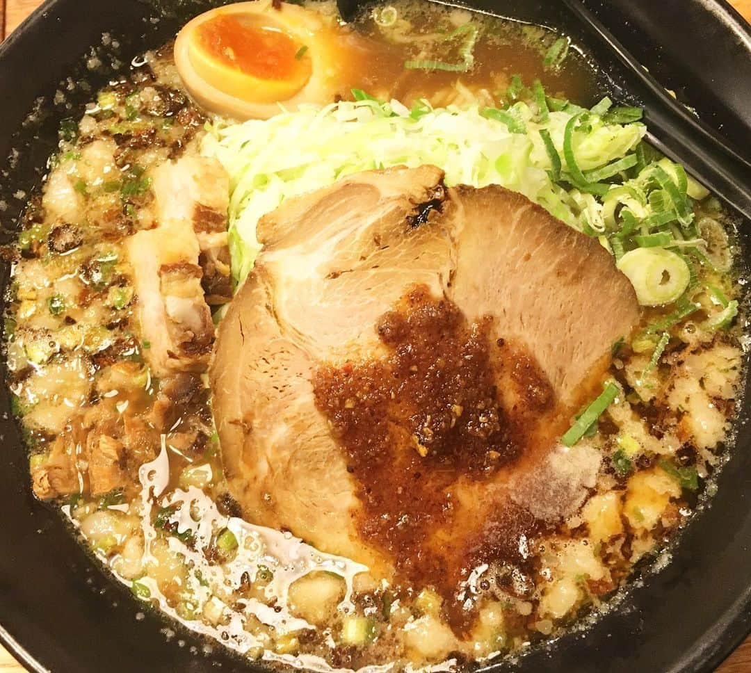 小川夏果さんのインスタグラム写真 - (小川夏果Instagram)「こんなにたくさんラーメンを食べた年はないってくらいたくさんラーメン食べたね。鹿児島はラーメンの宝庫🍜 今のところ「五郎家」がぶっちぎりNo.1❤️ ˚✧₊⁎⁎⁺˳✧༚ ˚✧₊⁎⁎⁺˳✧༚ この一年、やりたい事をがむしゃらにやってこれたのは応援してくれている両親、友人、周りの方々のおかげで、まだ結果は出てないけど、その結果を楽しみにして支えてくれる皆さんに心から感謝申し上げます。 . . #ラーメン #鹿児島ラーメン #kagoshima #鹿児島 #鹿児島観光 #鹿児島グルメ #ラーメン巡り  #グルメ #食 #ラーメン部 #ラーメン大好き  #拉面 #鹿儿岛 #美食 #美食日記 #美食家 #美食推薦 #好吃 #好吃😋」12月31日 17時33分 - ogawanachu