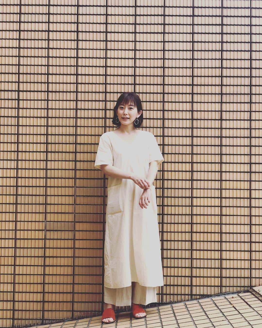 大村彩子のインスタグラム：「年女🐭だった今年は年末が来るような来ないような、時の流れ方がこれまでのようにはいかない1年になりました。  次々と驚くような出来事が起きて。 年初めのまだ世界が様変わりする直前の写真を振り返ると胸の奥がしくっとしたりもしますが。  刻々と変化して行く中で変わったこと変わらなかったこと、見えたもの見えなくなったもの。色々感じられた1年でした。  長くなってしまいましたが、 今年もたくさんの方々にお世話になりました。敬意と感謝を込めて💐 来年もどうぞよろしくお願い申し上げます。  #大村彩子#大晦日 #20201231#ご挨拶」