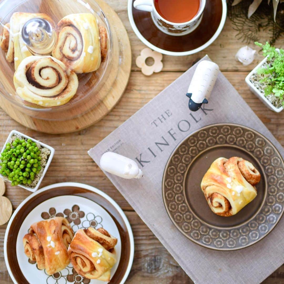 nao_cafe_のインスタグラム：「焼き納め . . 今年の焼き納めは 北欧風シナモンロールでした😊 こちらもこの間投稿した cottaさんのホームベーカリー使用です♪ . 昨夜おせち作りながら 隙間時間に作りました👏 ホームベーカリー最高🤤 . トッピングにはこちらも @cotta_corecle コッタさんから サンプルでいただいたワッフルシュガーを。 . ワッフルシュガーってあると便利だけど なかなか売っていないですよね😭 このシナモンロールにはないと 困るので助かりました🥰 とってもおいしかったです♡ . . いつも見てくださりありがとうございます🥰 なかなか更新もできず、 コメント欄も開けず、 訪問もせずと不義理ばかりですみません🙏 来年はもっと交流できるよう頑張ります💪 . 皆さまよいお年をお迎えください🎍🎍 . . 2020.12.31 . . #コッタ　#cotta #pr #ホームベーカリー　#シナモンロール　#北欧　#北欧食器 #北欧インテリア #北欧ナチュラル #アンティーク#北欧アンティーク」