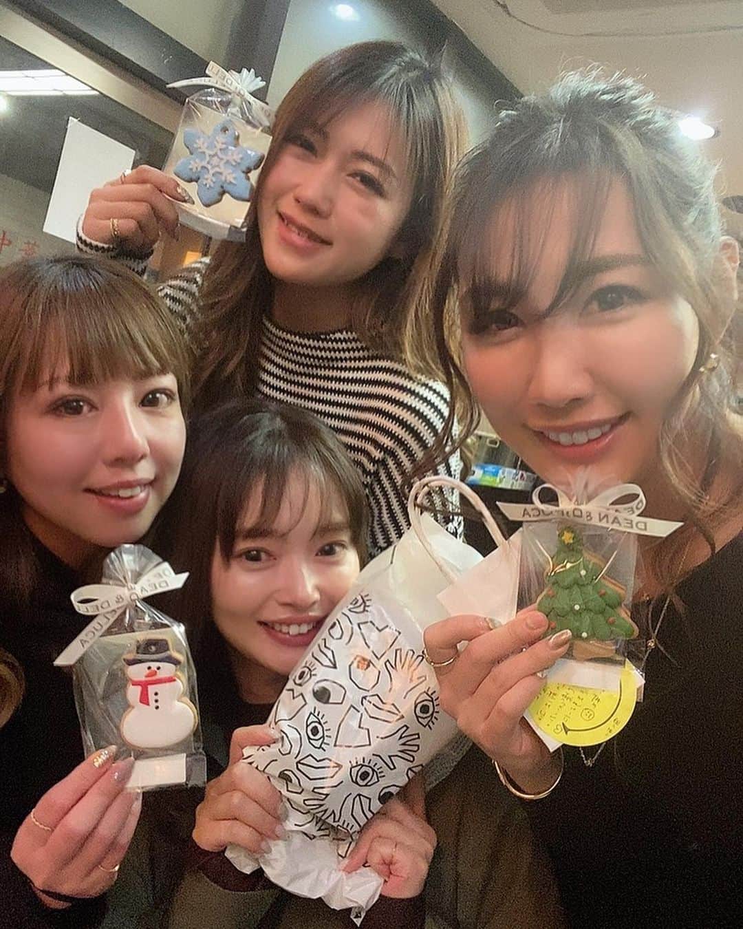 のインスタグラム：「クリスマス会❤️  今年はたくさんゴルフ誘ってくれてありがとう❤️ @ishii_yukiko & @miorin_0309   2人とは旅行もゴルフもたくさん行けた〜💕感謝✨  ハピハピ☺️✨  @maaiai からのクリプレクッキー❤️わざわざありがと🥺❤️  来年もよろしくね☺️💕  #クリスマス　#クリスマスパーティー　#愛され女子　#ゴルフ女子　#ゴルフ男子　#クリパ」