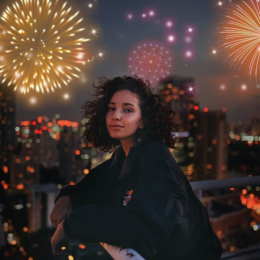 BeautyPlusさんのインスタグラム写真 - (BeautyPlusInstagram)「Baby, you are a firework 🎆 Are you ready for 2021? Eidt with this dreaming firework #doodlepen effect! Swipe to see before & after  #photoediting #fireworks #beautyplusapp #beautyplus #selfie #newyear #mood #sky #newyeareffect #fireworkeffect #dream #photoedit #ootd #recommend」12月31日 17時37分 - beautyplusapp