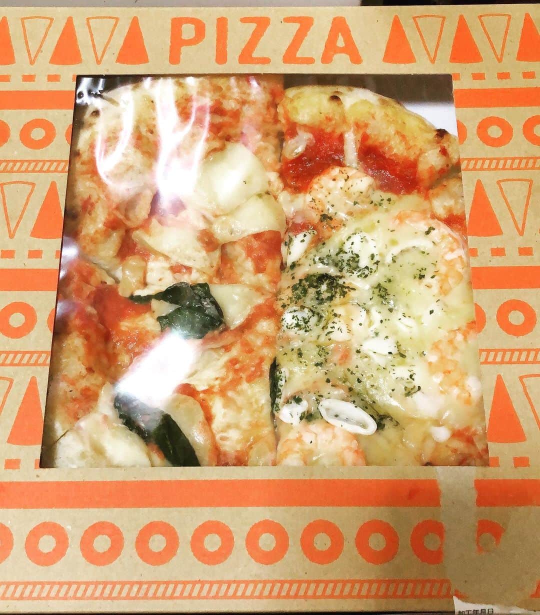 のインスタグラム：「お正月の料理を買いに行ったつもりだがこれはクリスマスだなぁ🤣 来年は心底明るい年になるといいですね🌷 良いお年を！🐄」