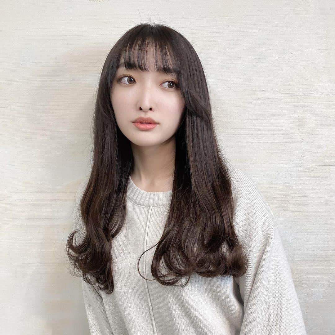 みなみのインスタグラム：「美容院納め🧸💭  今宵も前回と同じ えっと ミントブラウン じゃなくて あれ、なんだっけとにかくあの 透明感のある緑のブラウン！！ 美咲さんのカラー 直後も可愛し色落ちも可愛いくて大好き👼🏻❤  そして今回は 初めて"ウルトワトリートメント"やって頂きました😭😭  とにかく見てわかる通りちゅっるちゅるです やばいくらいサラサラになった 試して欲しいほんとに！！！  いい年越しになっちゃいます🥴🥴🥴」