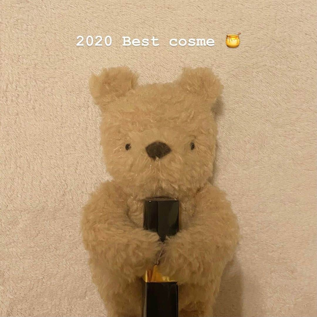 大槻アイリさんのインスタグラム写真 - (大槻アイリInstagram)「~2020年 Best Cosme~ 🧸🍯  今年も色んな化粧品を購入してその中で私がリピ使いしているオススメコスメです☺︎🤎 ・ ・ LA ROCHE POSAY 下地 日焼け止め効果があるので春夏は絶対これを使ってました☀️!! トーンアップもするのですごくオススメです☺︎ ・ ELIXIR 白粉ミルク 下地 これは高校の時から愛用してます🥛♡ ツヤ肌派の方オススメです！ お値段も安めなので学生さん是非！ ・ PAUL & JOE 下地 普段ファンデーションを使用せず、これを使っています🧏🏻‍♀️ カバー力もしっかりあって、ツヤ肌になります☺︎ ・ Heavy Rotation 眉マスカラ 眉マスカラはずっとこれを使ってます！ 全8種類あるので、カラーチェンジしてもしっかり自分に合ったカラーをゲットできます🥸❤︎ 肌に色が付きづらい所もオススメ！ ・ MAQUILLAGE アイシャドウ 大人っぽい印象にしたい時はこれを使っています☕️ ナチュラルに盛ってくれます☺︎ ・ 3CE アイシャドウ 全色マットカラーのアイシャドウ🍂 発色も良くて全色どれも使えるカラーなのでこれ一つあれば色々楽しめると思います♡ ・ UZU マスカラ これは髪色を赤っぽく染めていた時に使用してました🍒 バーガンディカラーが本当に可愛くてメイクさんに教えて頂いて即買いしました❤︎ ・ ヒロインメイク マスカラ マスカラを黒から茶色にするだけで全体の印象が柔らかく優しく見えるので最近はこのマスカラを使っています🐿♡ ・ UZU アイライン ナチュラルなブラウンカラーで派手になりすぎずオススメです☺︎ 引きやすさも抜群！！ ・ innisfree チーク お友達に教えてもらって買ったら発色がすごく良くてどハマりしました🥨♡ リピ確！ ・ Celvoke リップ 今年はセルヴォークのリップにハマって4色購入しました💄❤︎ 全部可愛いカラーで本当にオススメ！！！ ・ B IDOL リップ プチプラリップでダントツ一位です👑 ナチュラルメイクの時などには絶対使っています☺︎ プルプルになるので女の子らしい印象になります👧🏻💘 ・ ・ 他にも載せていない今年使ってみてよかったコスメ沢山あるのでなにか質問があればお答えします🗣❤️」12月31日 17時45分 - airi_otsuki