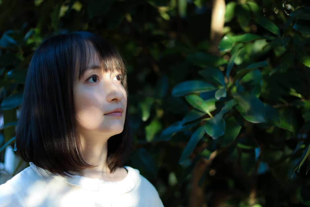 白井珠希のインスタグラム：「* * 2020年は、とんでもない、おそろしい年になってしまったけれど、 私にとっては、何よりも大切な娘と会うことが出来た、かけがえのない年でもありました。 * 「気をつけてね」「また会おうね」「元気でね」 何気ないそんな言葉が、こんなにも強い願いを込めた言葉になるなんて思わなかったな…。 * ここで繋がれている人たちみんな、どうか穏やかに新しい1年を迎えられていますように。 みんなみんな、生きてるだけでえらかった！ 今年も、たくさんありがとうございました🌷 * Photo by 平野鈴 * * #2020 #大晦日 #20201231 #model #portraitphotography #portrait #actor  #白井珠希 #goodbye2020 #pray #ig_japan #igresjp #fashionsta #instagramjapan #instafashion #heir」