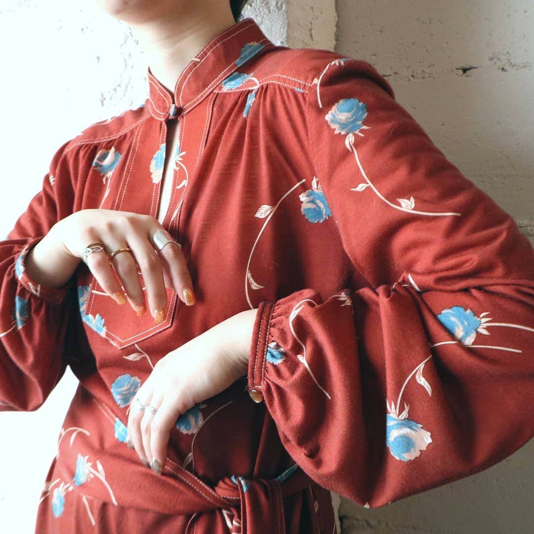 吉祥寺 古着屋 Orfeoのインスタグラム：「. 2021/1/3 NEW ARRIVAL  #orfeo #kichijoji #tokyo #vintage #used #fashion #coordinate #outfit . . 年末年始の営業時間 . 12/29～1/2  CLOSE 1/3～  12:00～20:00 . .  お問い合わせはインスタグラムのプロフィール掲載のメールアドレスにお願いいたします。お返事は1/4以降になることをご了承ください。 . またコメント、DMでのお問い合わせは受け付けておりませんので併せてご了承ください。 ONLINE SHOPの商品も店頭にてご購入頂けます。気になる商品がございましたらスタッフにお声掛けください。  新型コロナウィルス感染拡大防止策を徹底した上で営業をしております。マスクの着用、入店時にアルコールでの消毒をお願いいたします。」