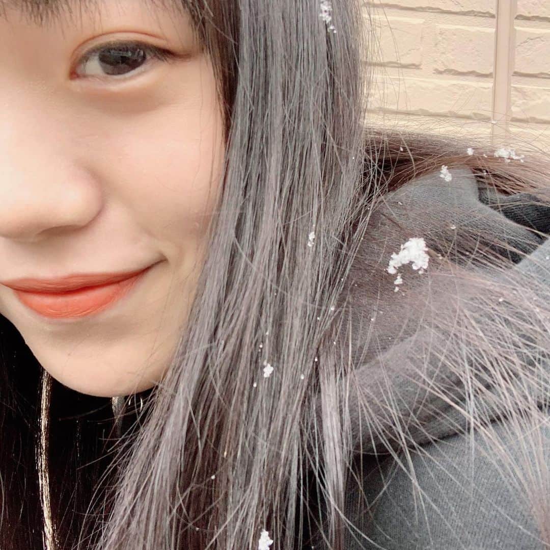 伊藤千由李さんのインスタグラム写真 - (伊藤千由李Instagram)「♡2020年♡﻿ ﻿ 今年もたくさんの方にお世話になりました。﻿ ありがとうございます。﻿ ﻿ 来年はもっと自分を信じて頑張っていこうと思います。﻿ ﻿ 2021年もよろしくお願いします。﻿ ﻿ 大晦日の雪！えへ」12月31日 17時48分 - chiyuri_ito_official